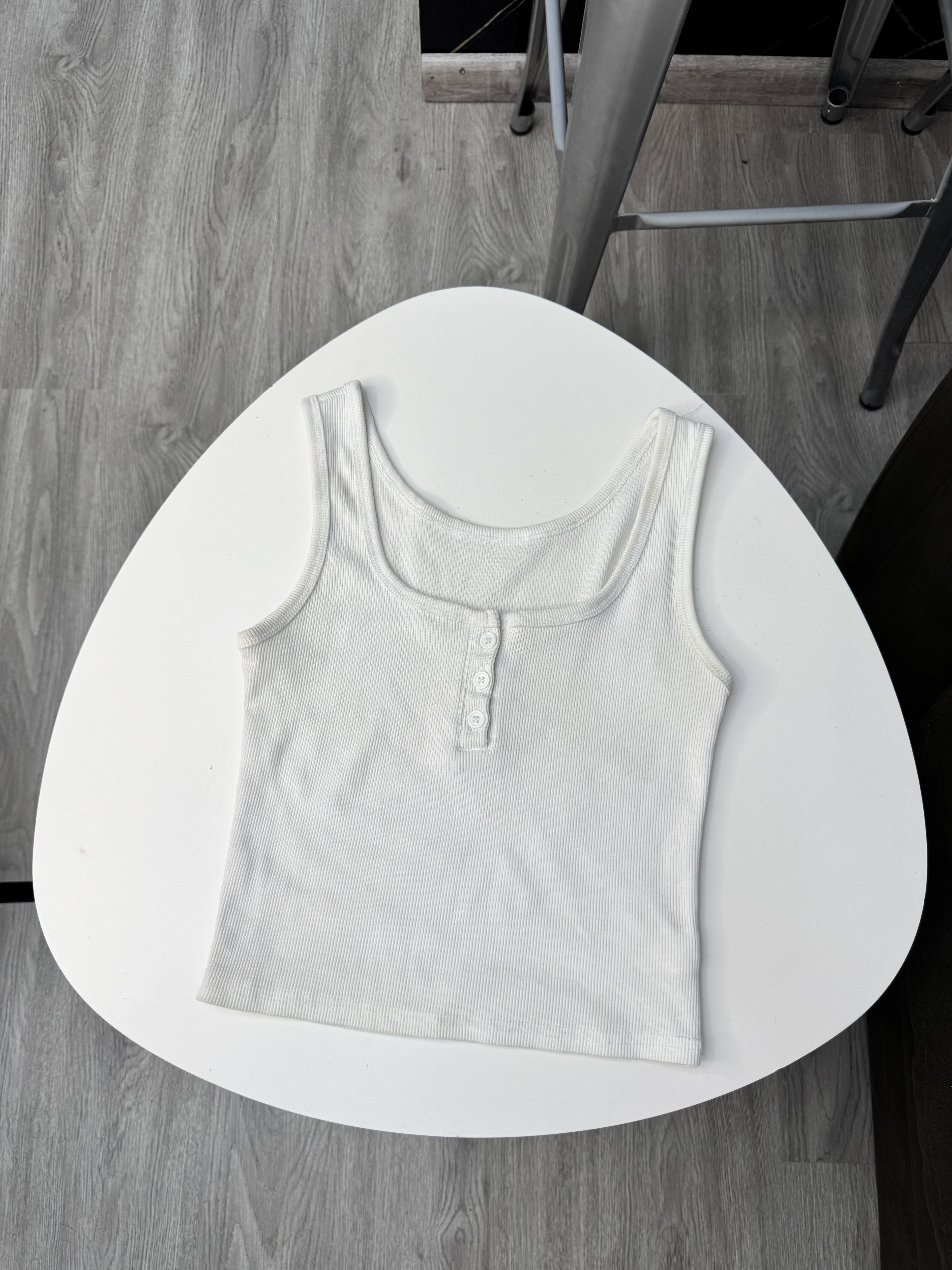 Top musculosa blanco con botones