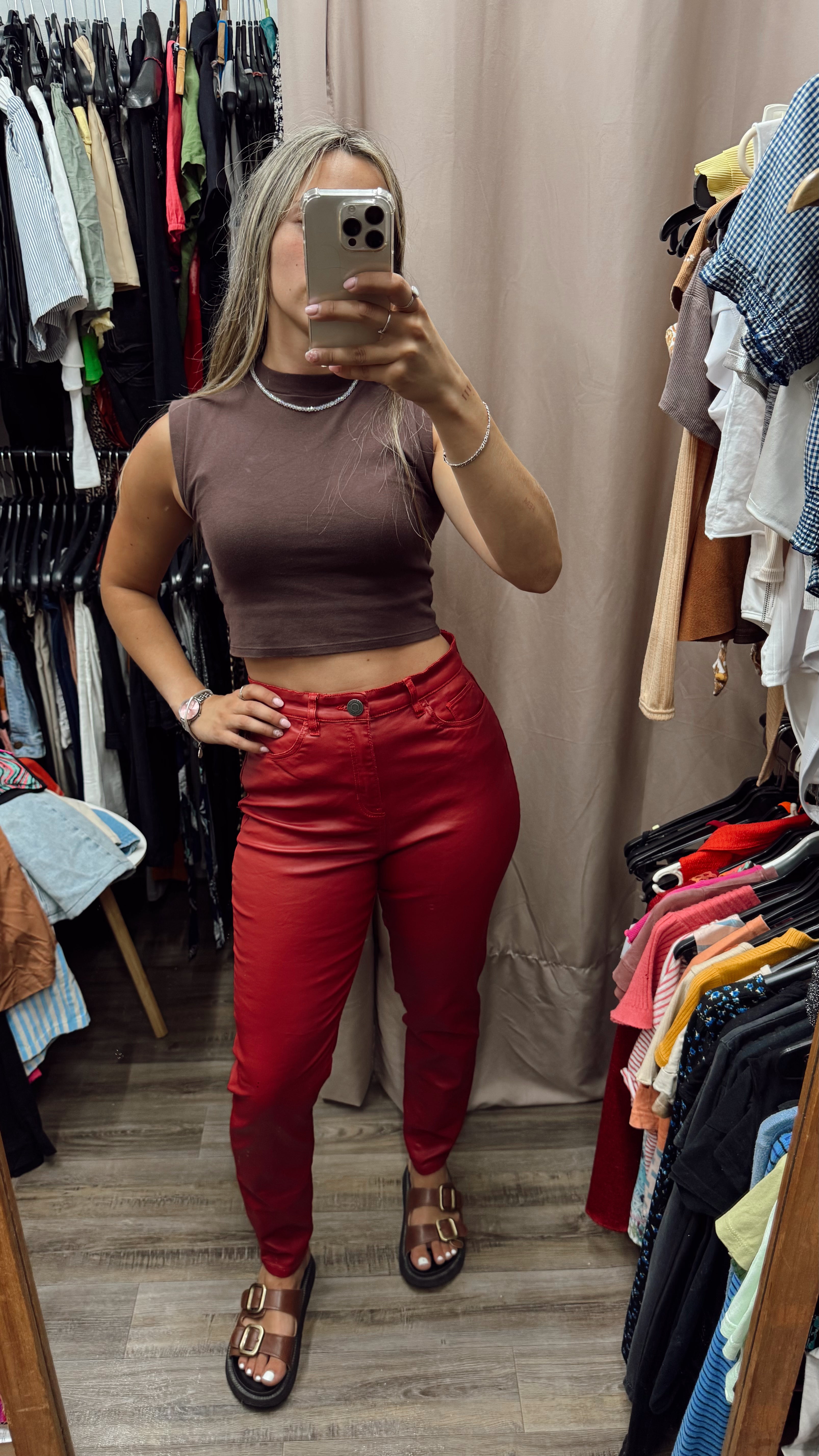 Pantalón de cuerina rojo