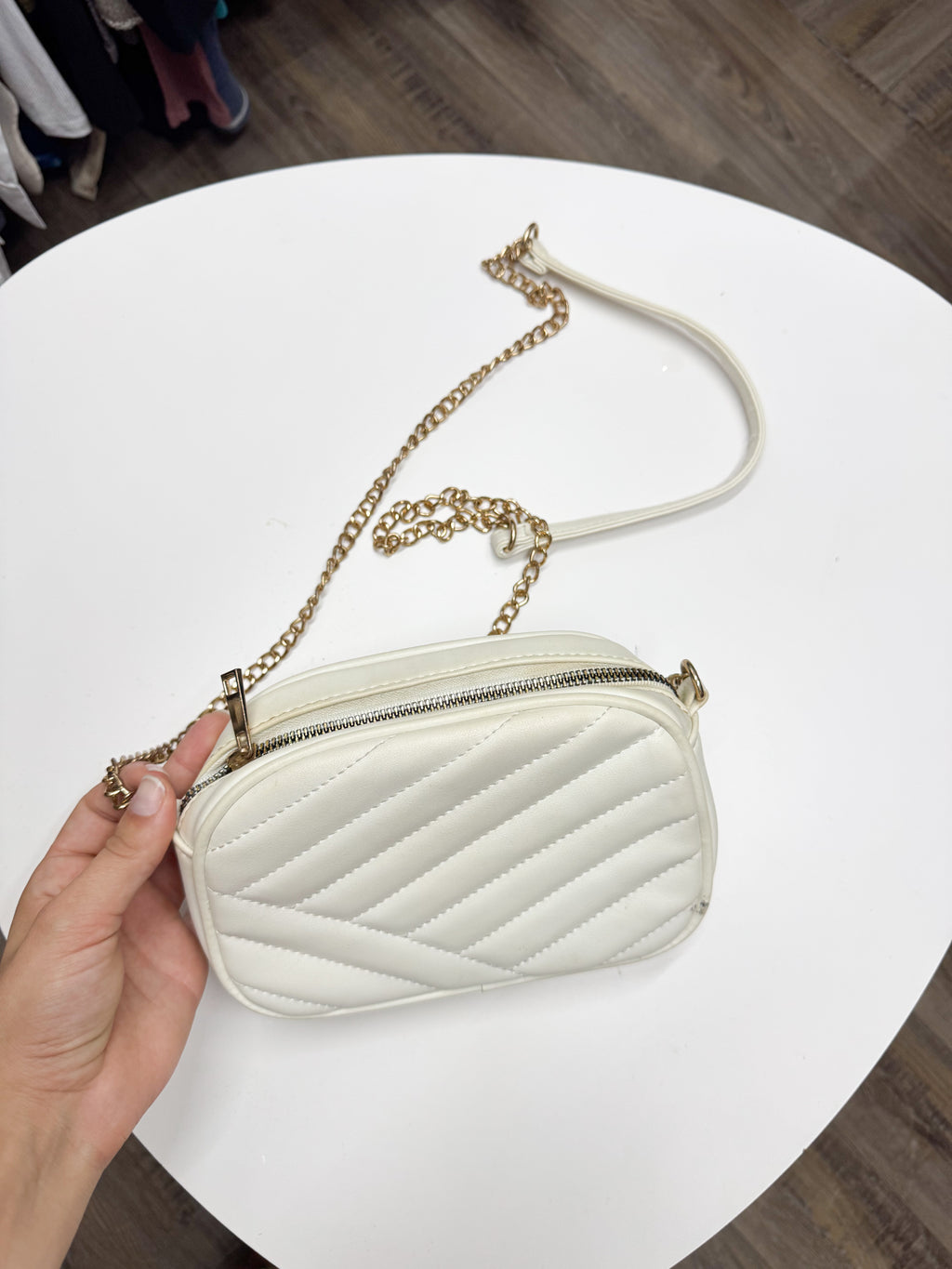 Cartera blanca con cadena
