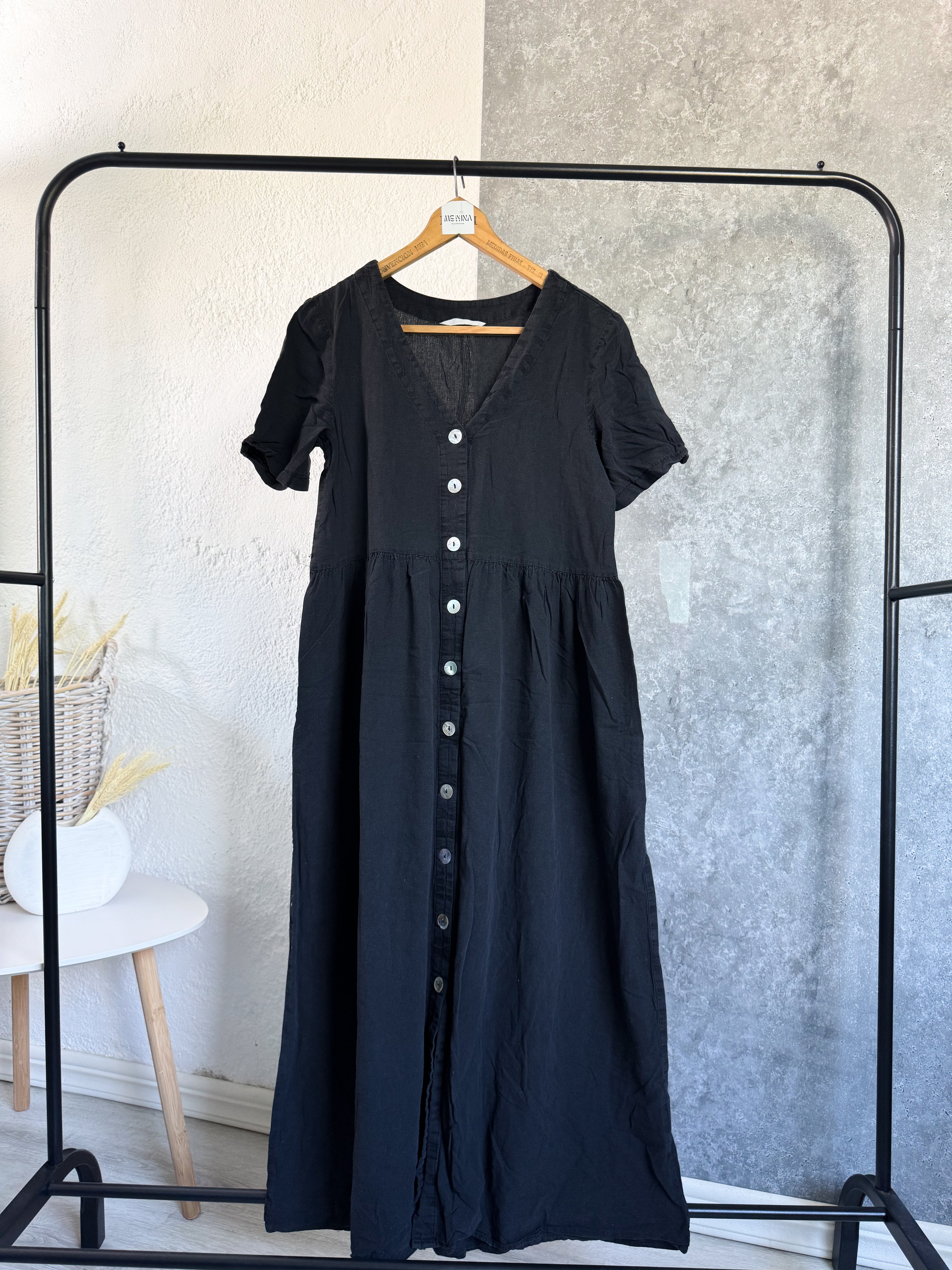 Vestido negro de lino con botones delanteros