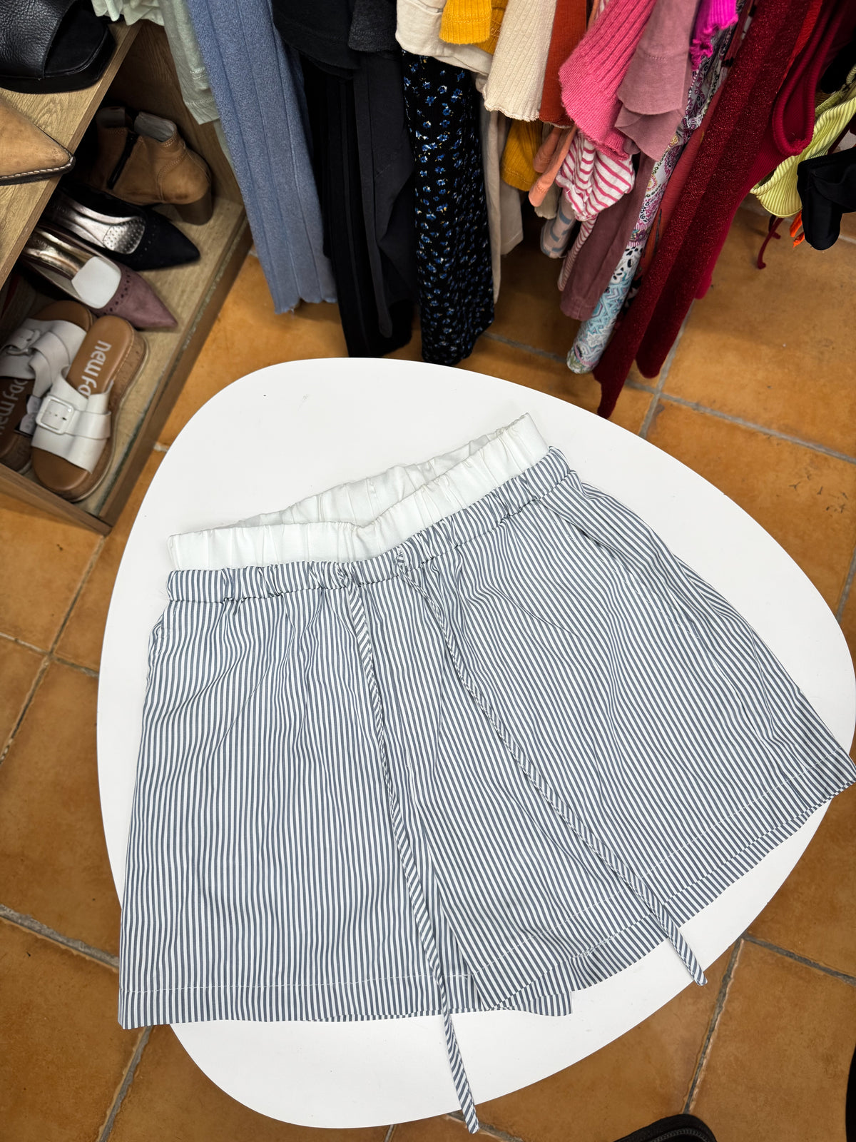 Short celeste con cintura blanca