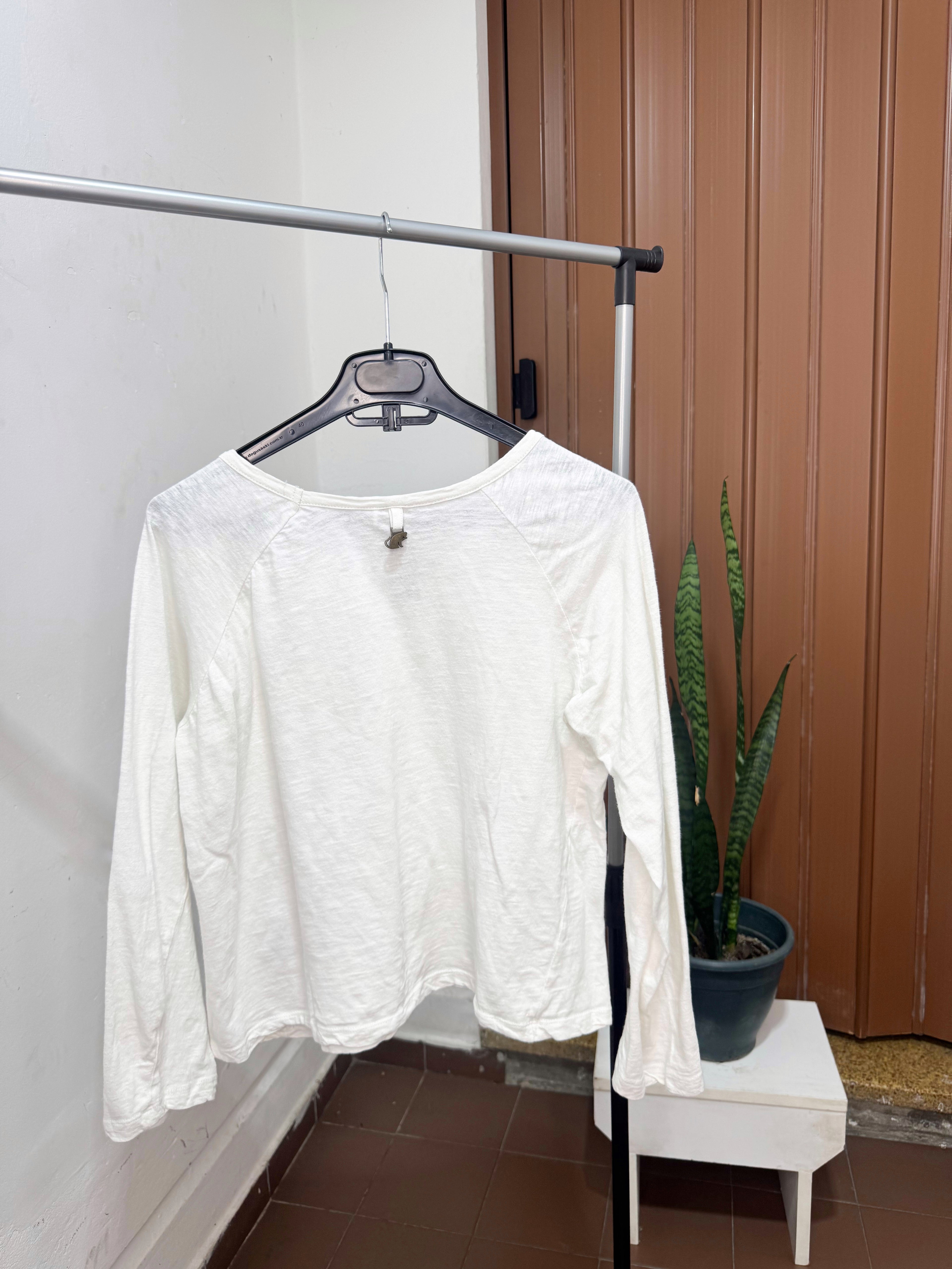 Remera blanca manga larga