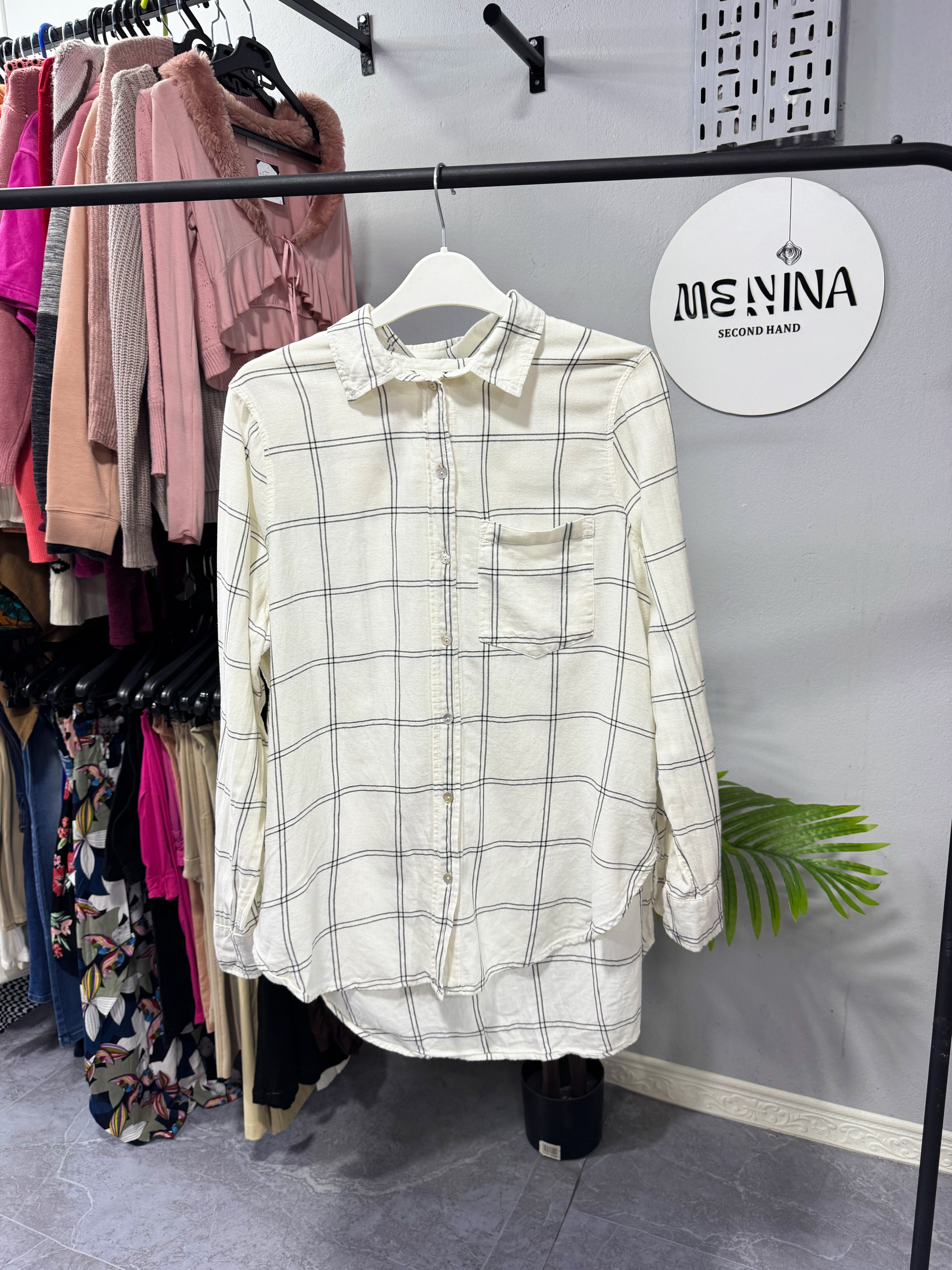 Camisa blanca con cuadros grises
