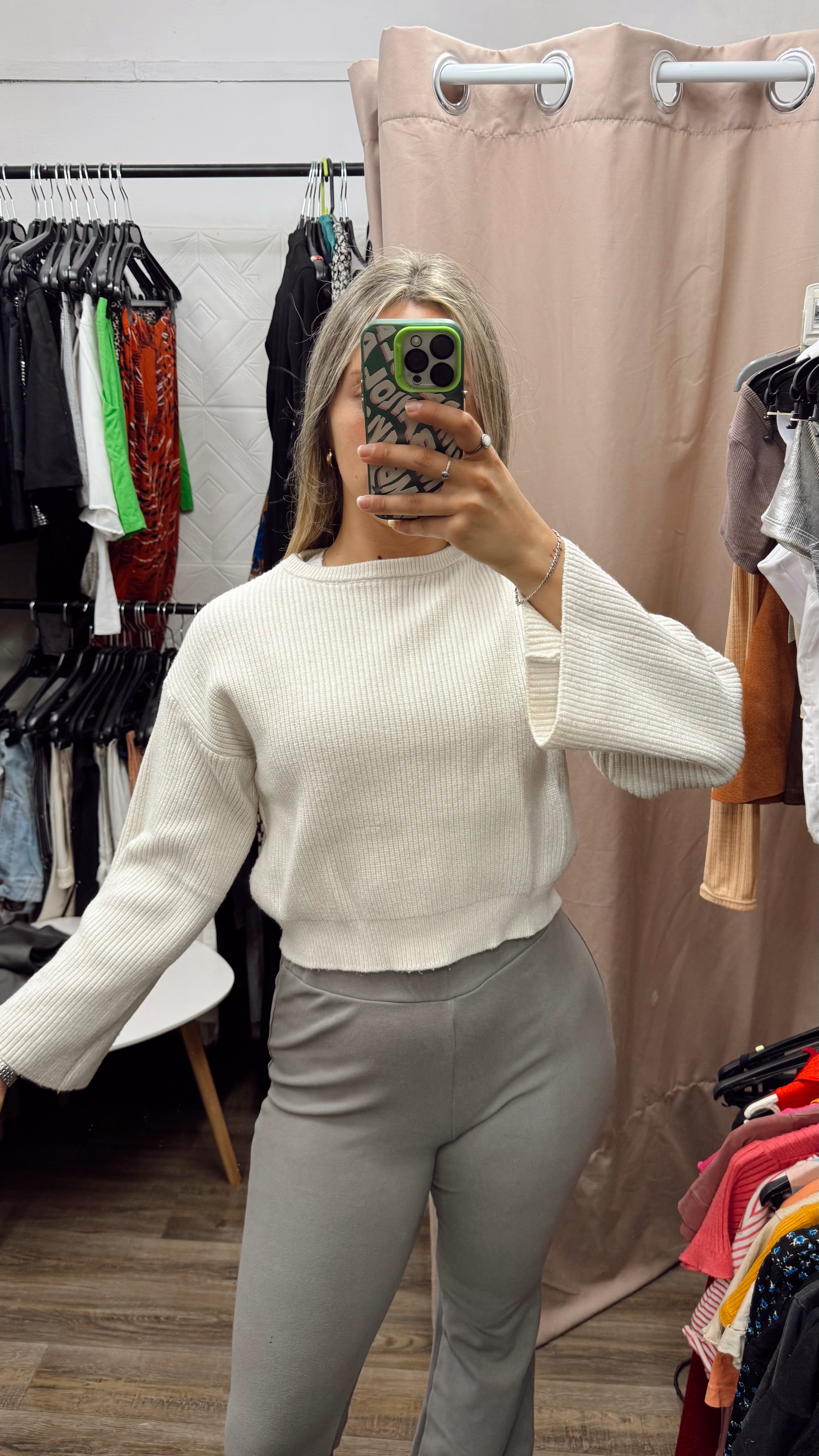 Buzo beige con mangas anchas