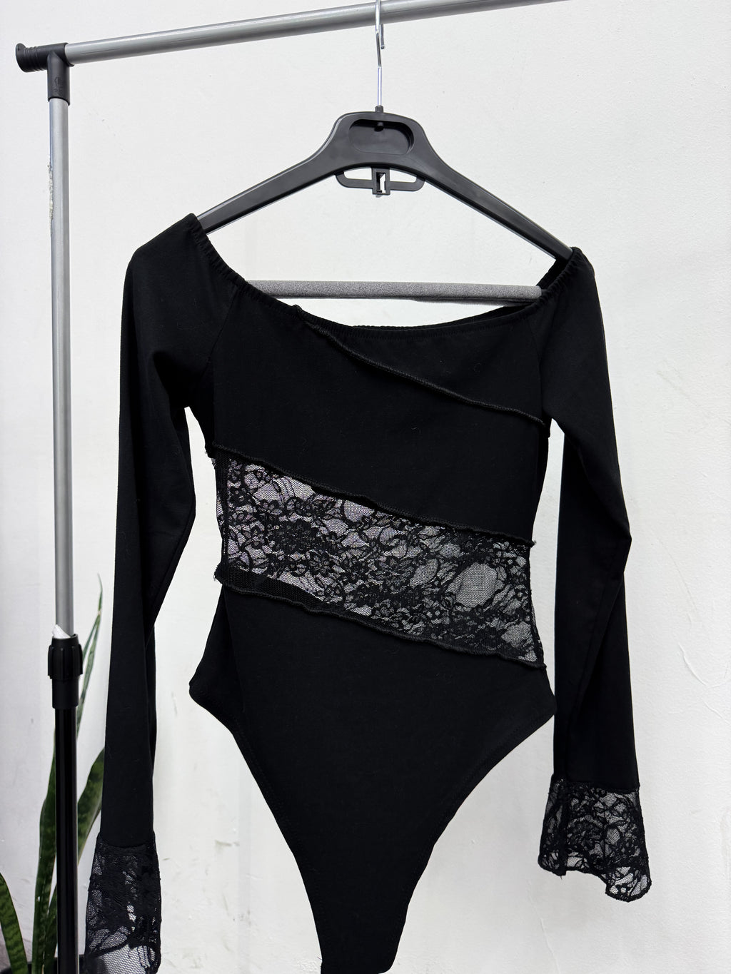 Body negro con encaje manga larga