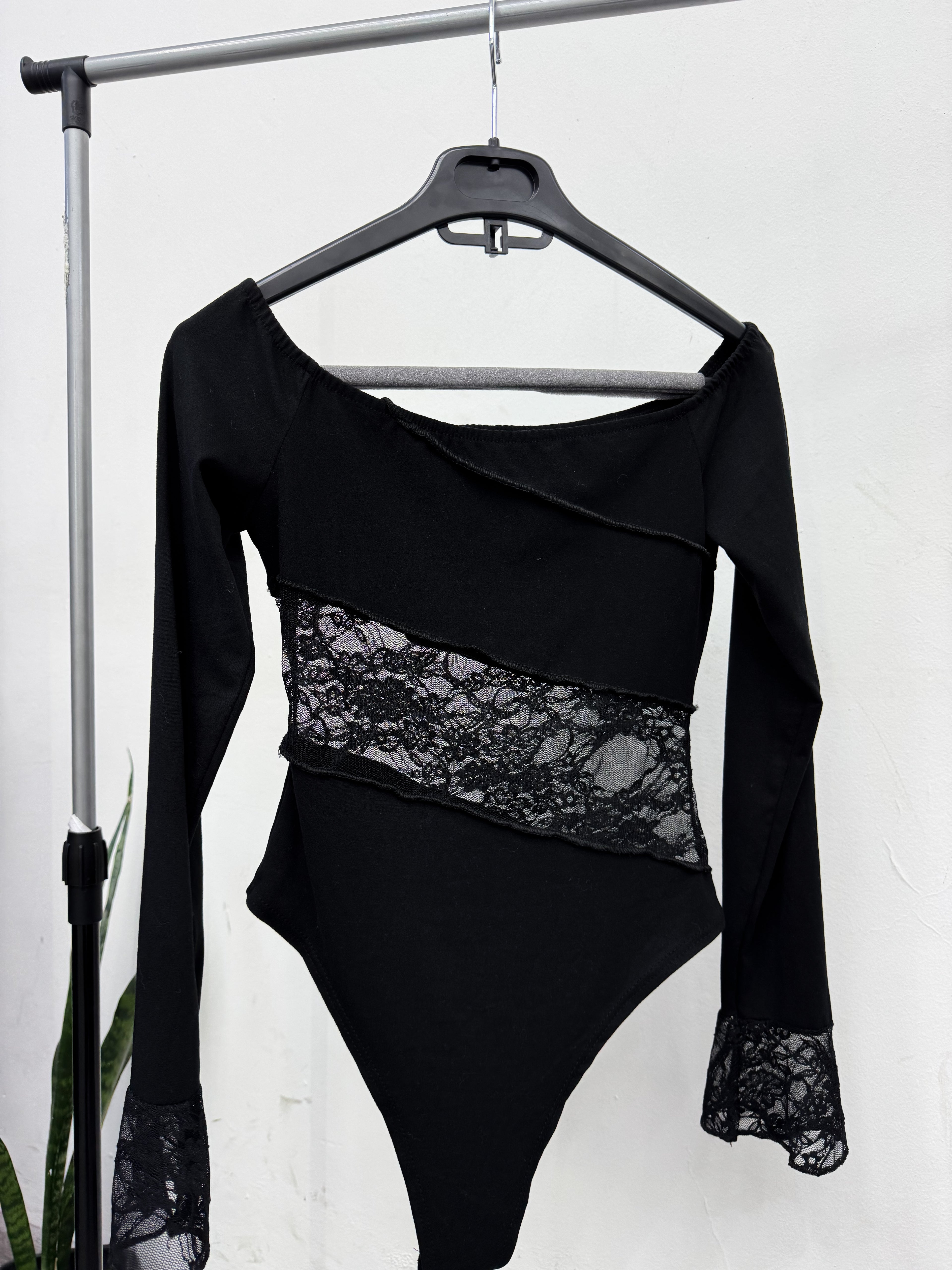 Body negro con encaje manga larga