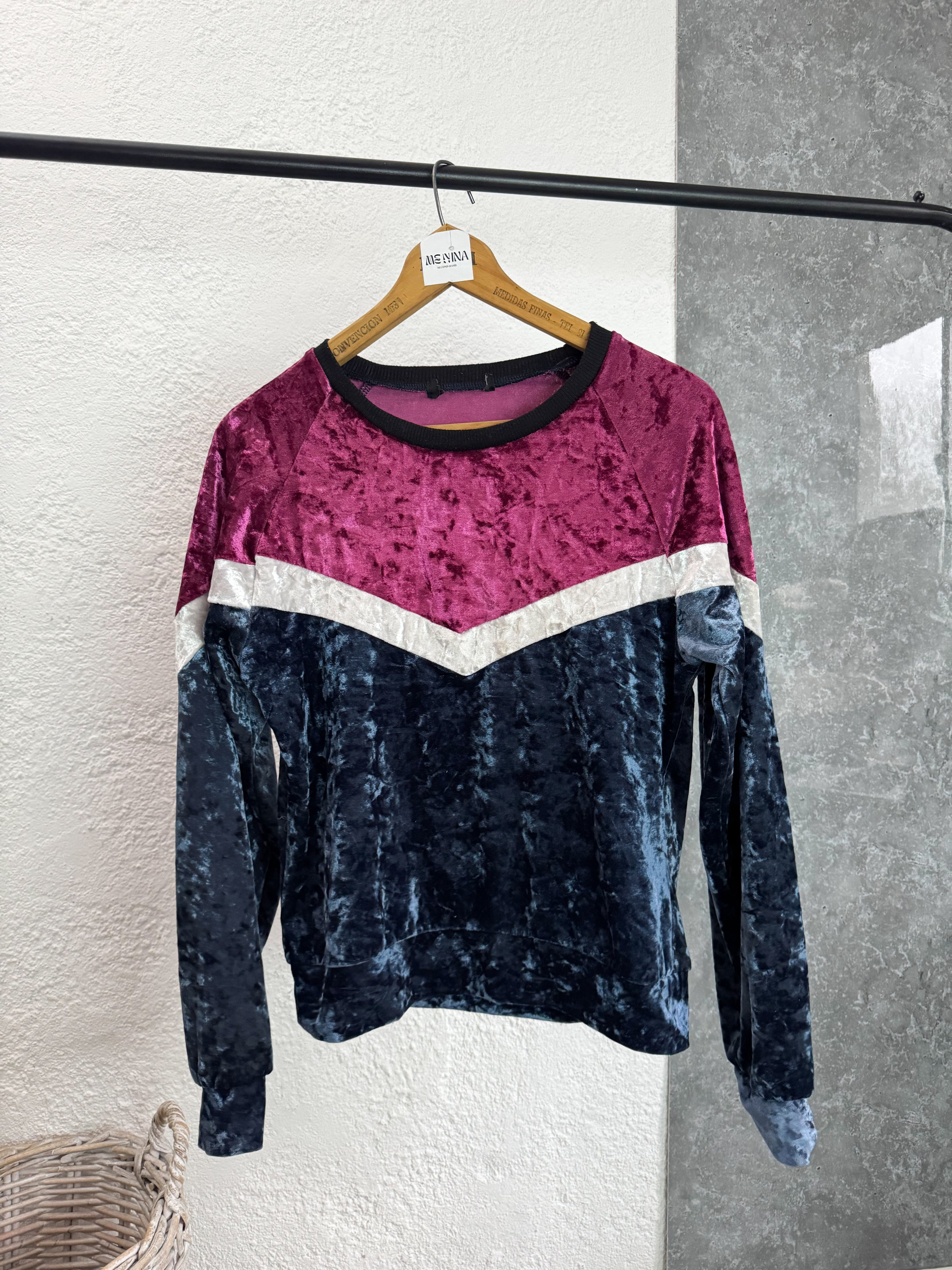 Buzo de terciopelo azul, rosa y blanco