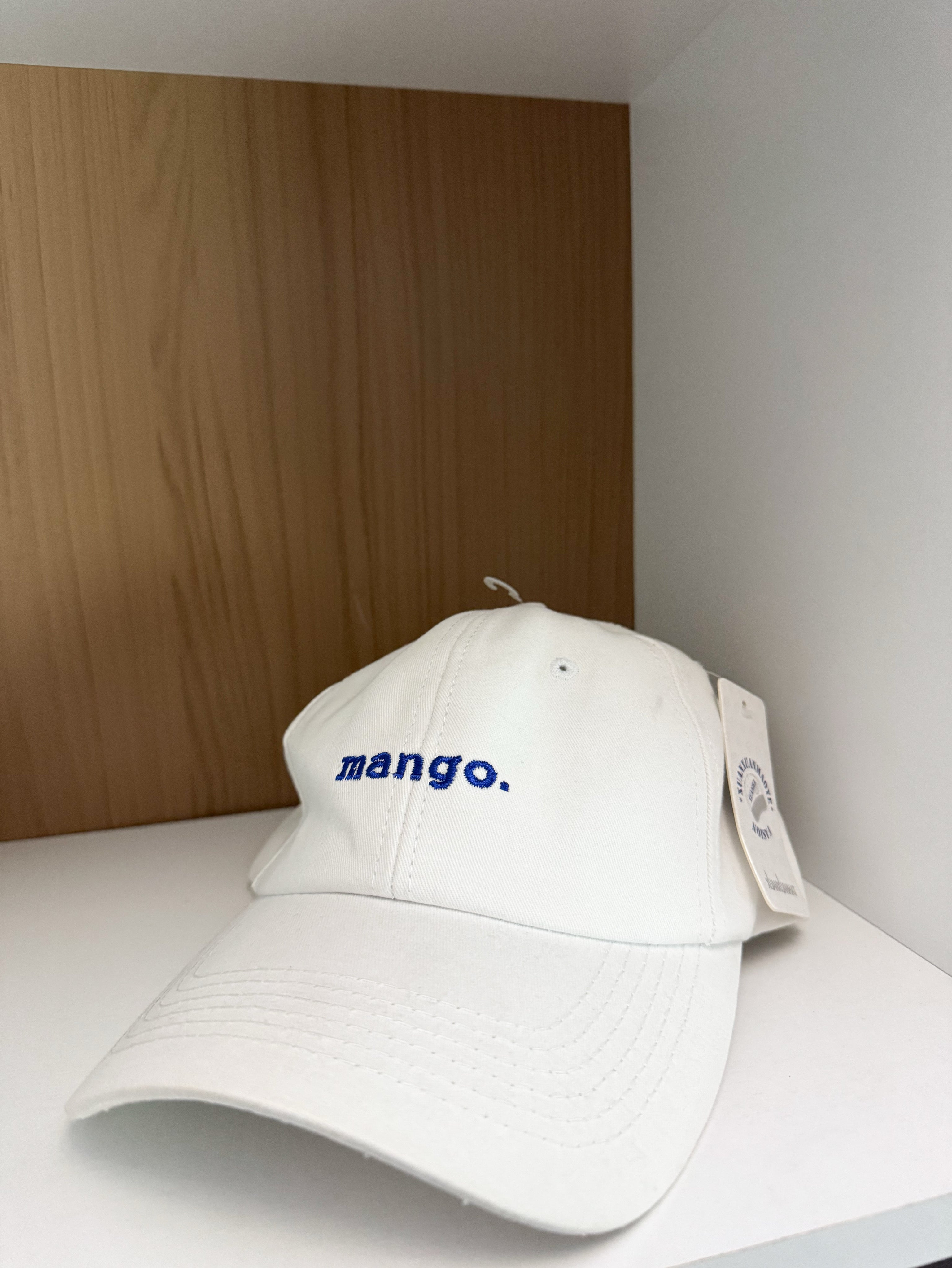 Gorro nuevo blanco con letras