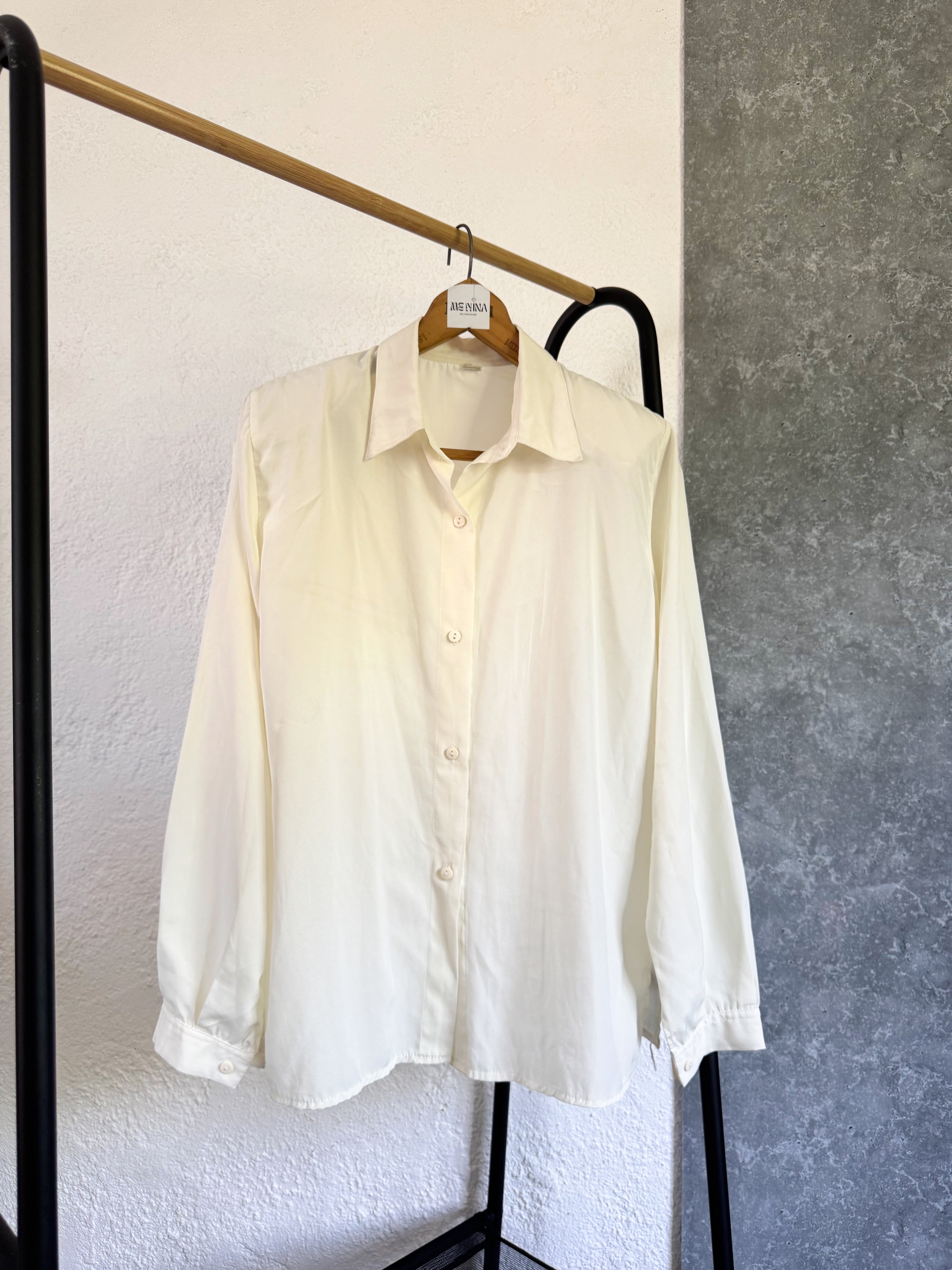 Camisa beige talle M