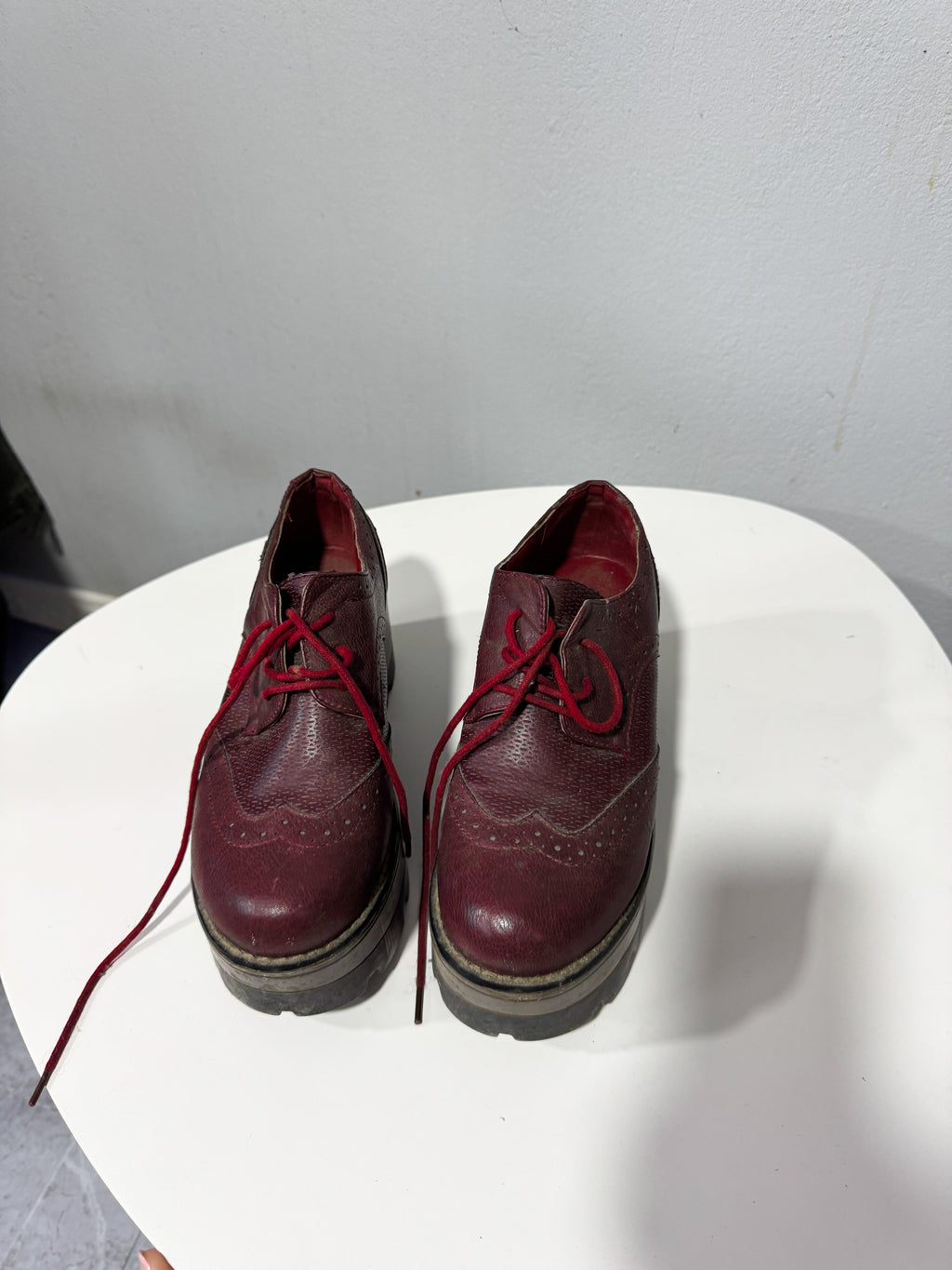 Zapatos bordó plataforma