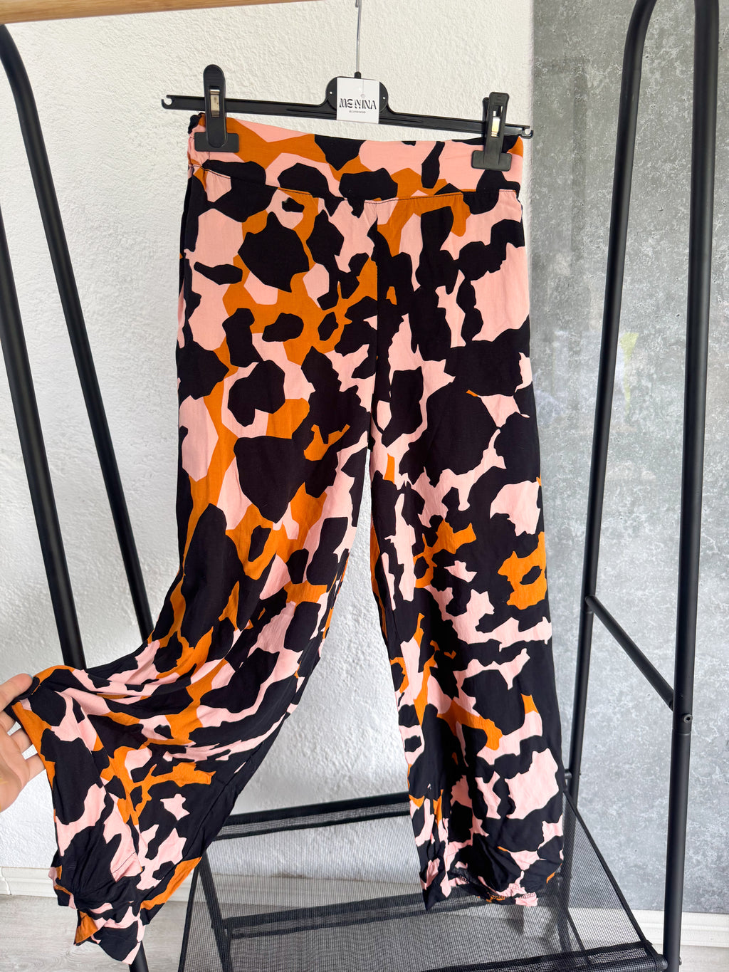 Pantalón estampado negro, rosa y naranja