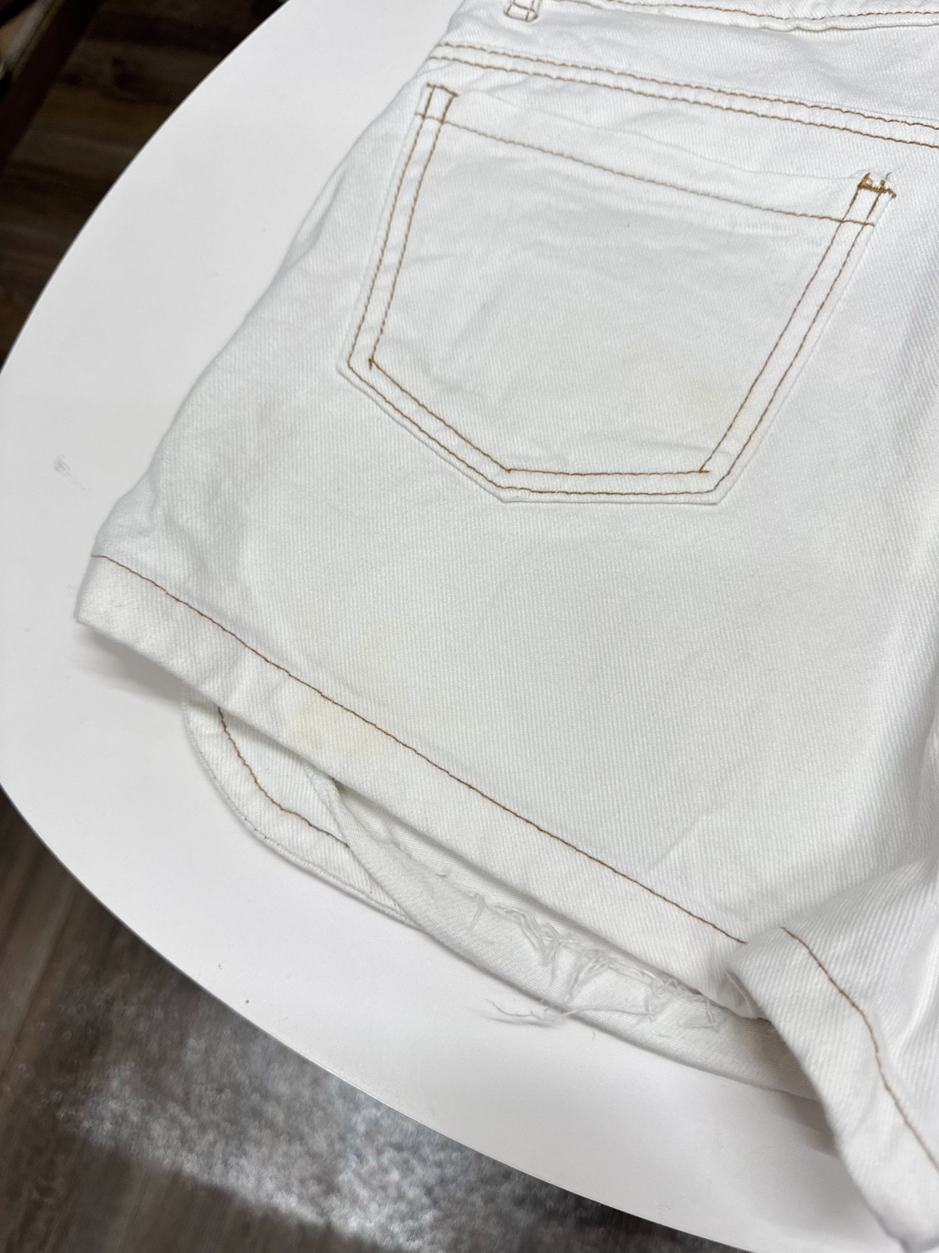 Short pollera blanco con costuras marrones *con detalle