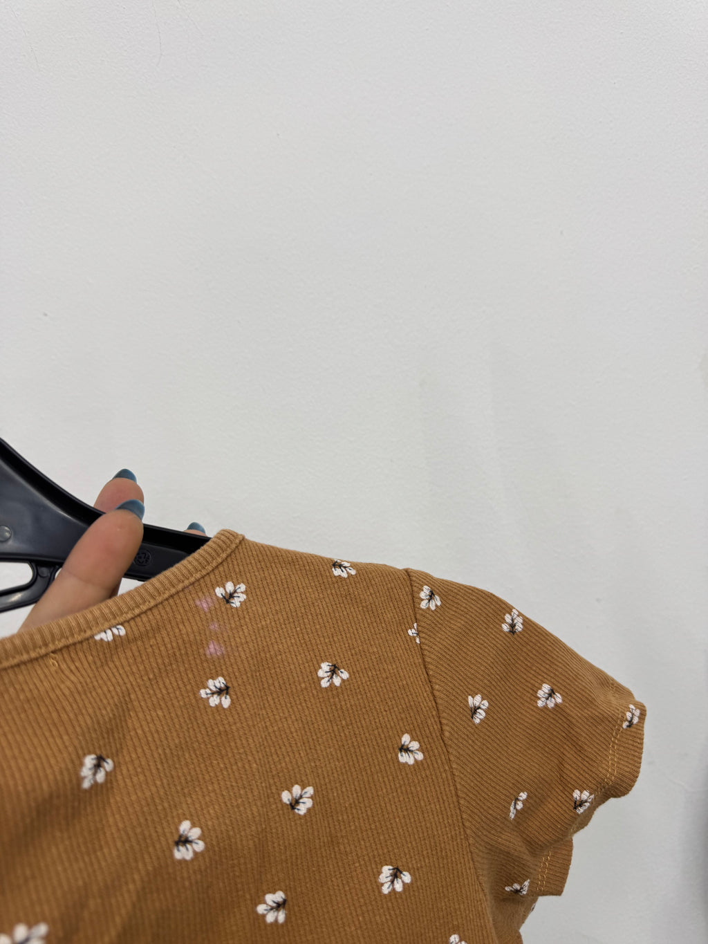 Top marrón de flores *con detalle mancha