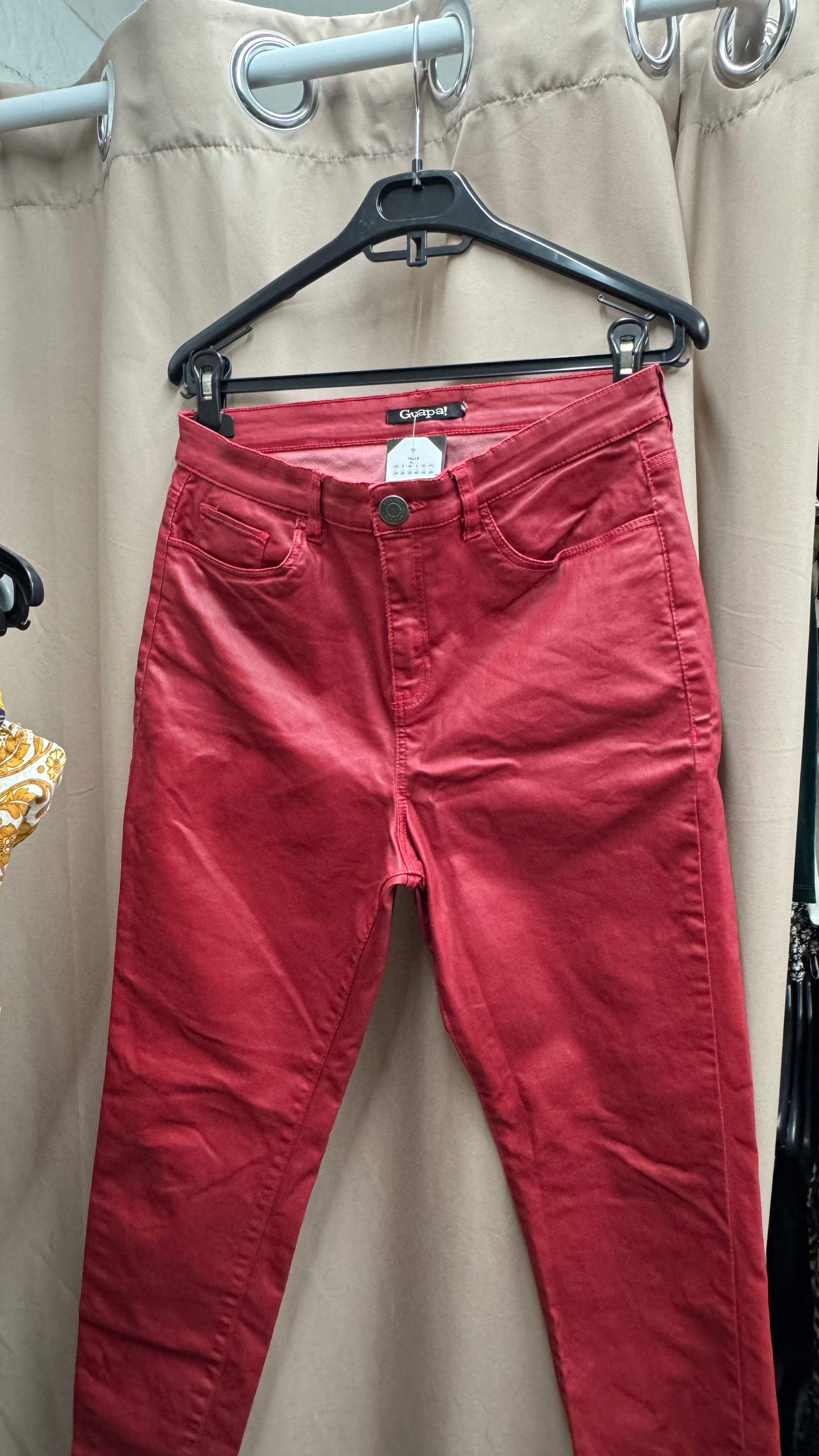 Pantalón de cuerina rojo