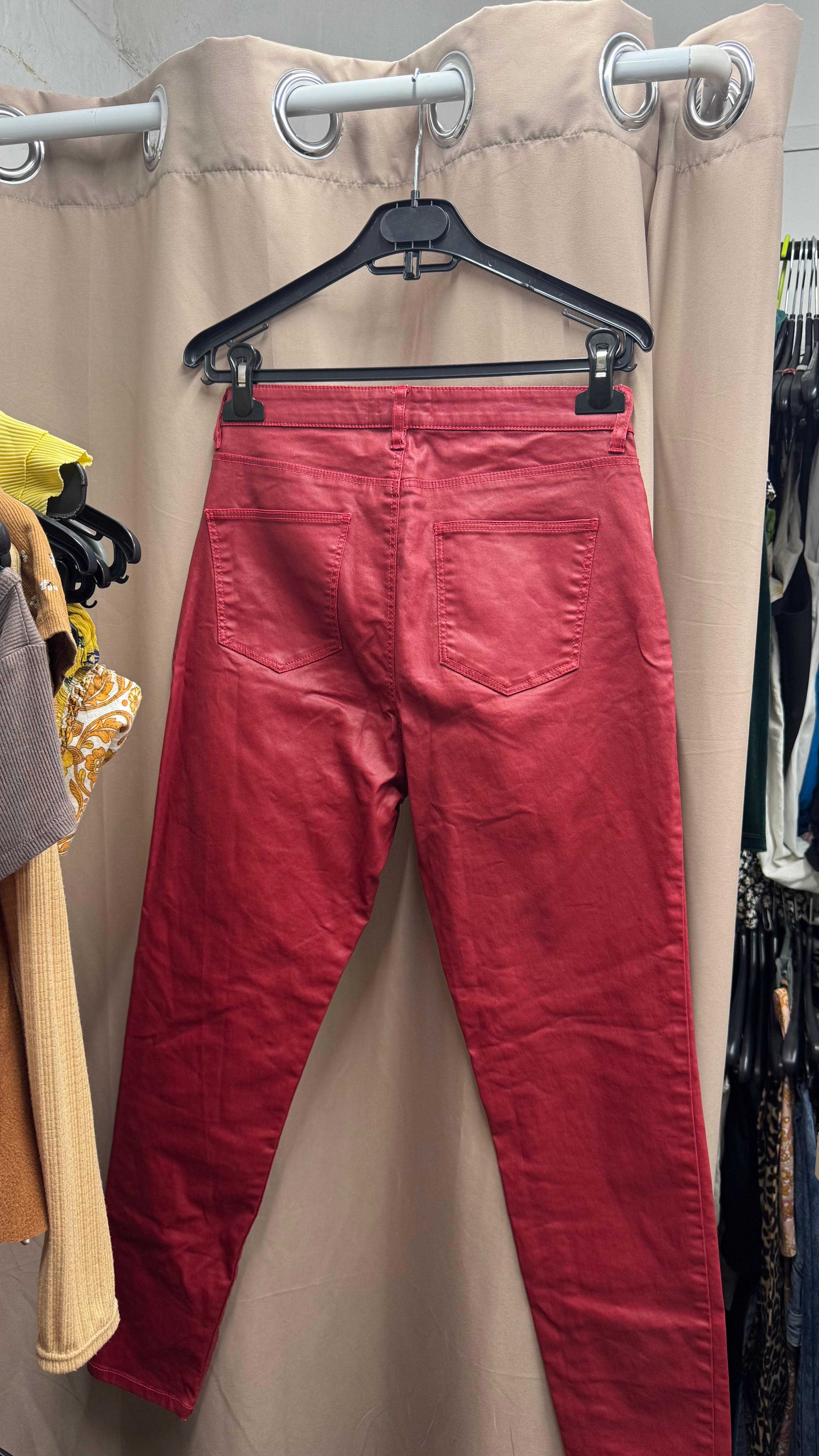 Pantalón de cuerina rojo