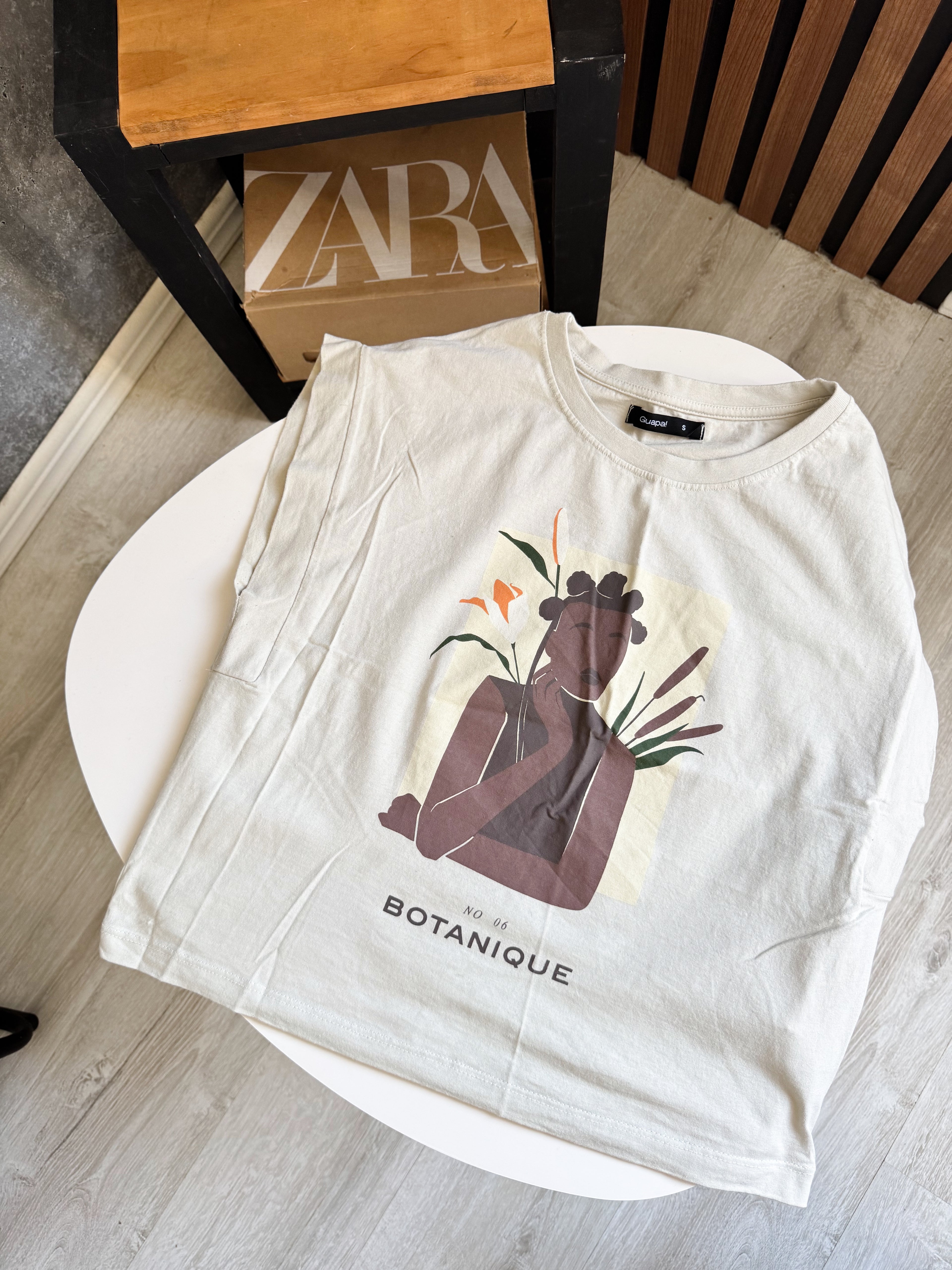 Remerita beige con diseño