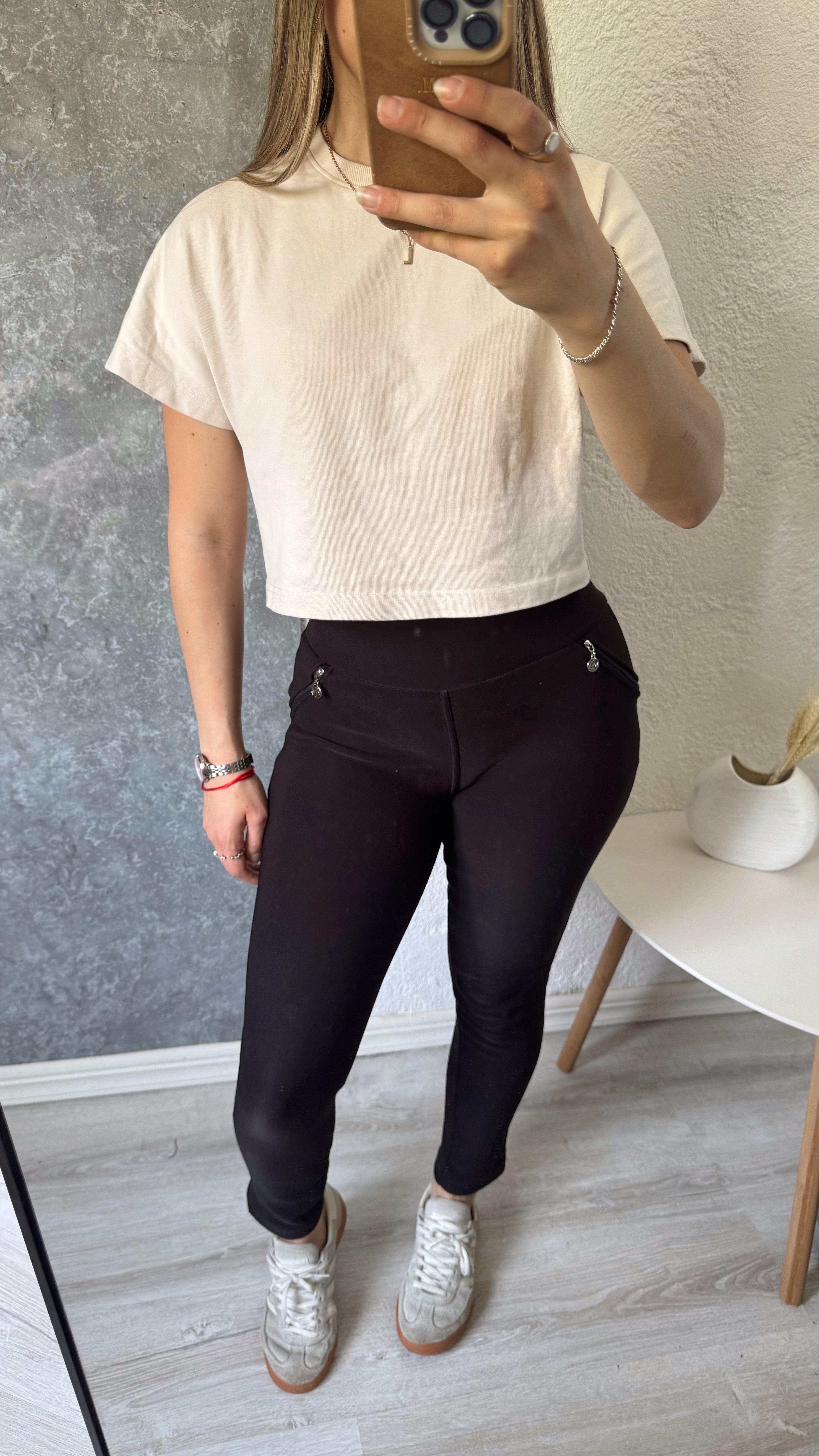 Pantalón negro con cierres delanteros