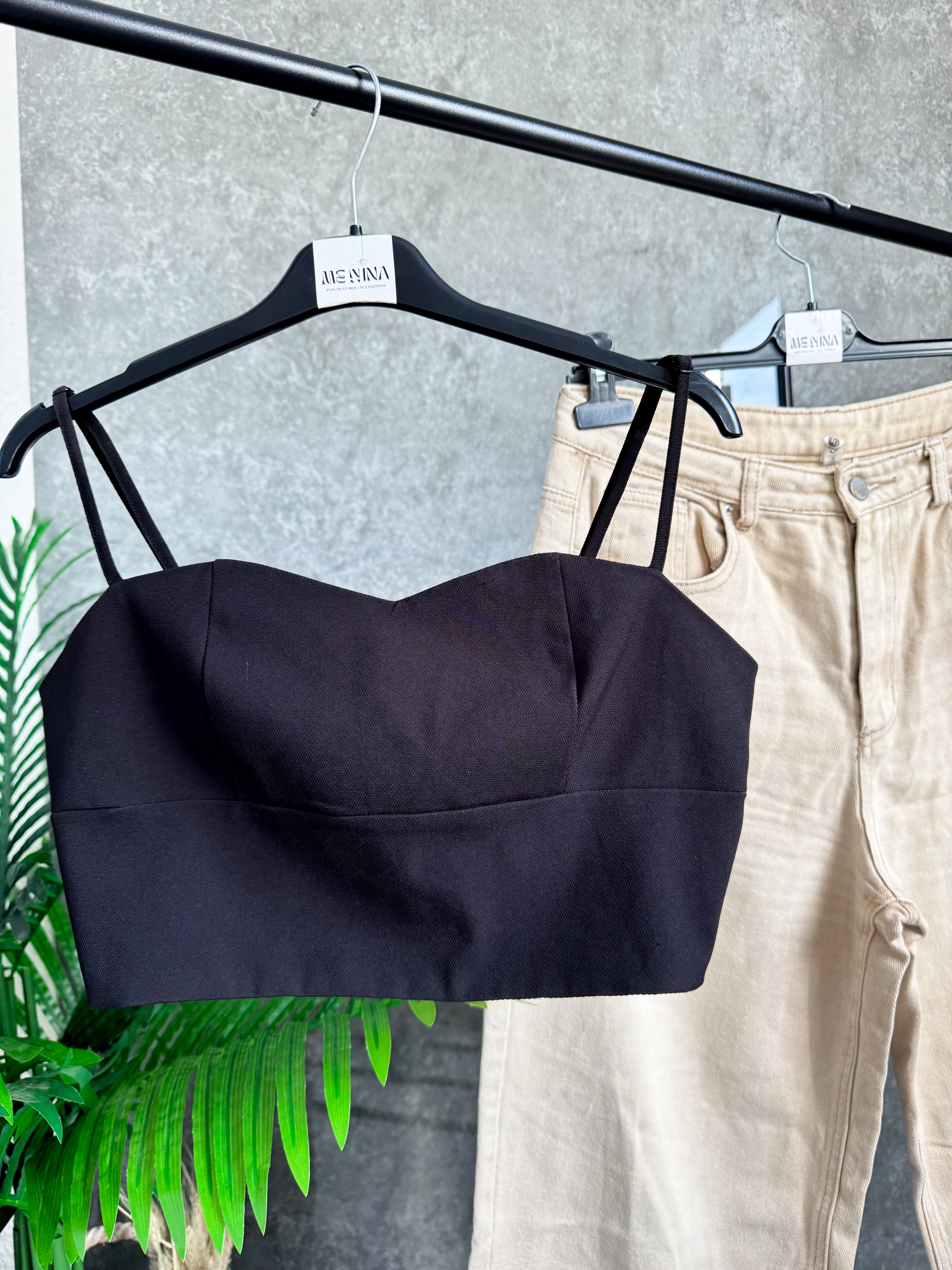 Top negro con cierre atrás