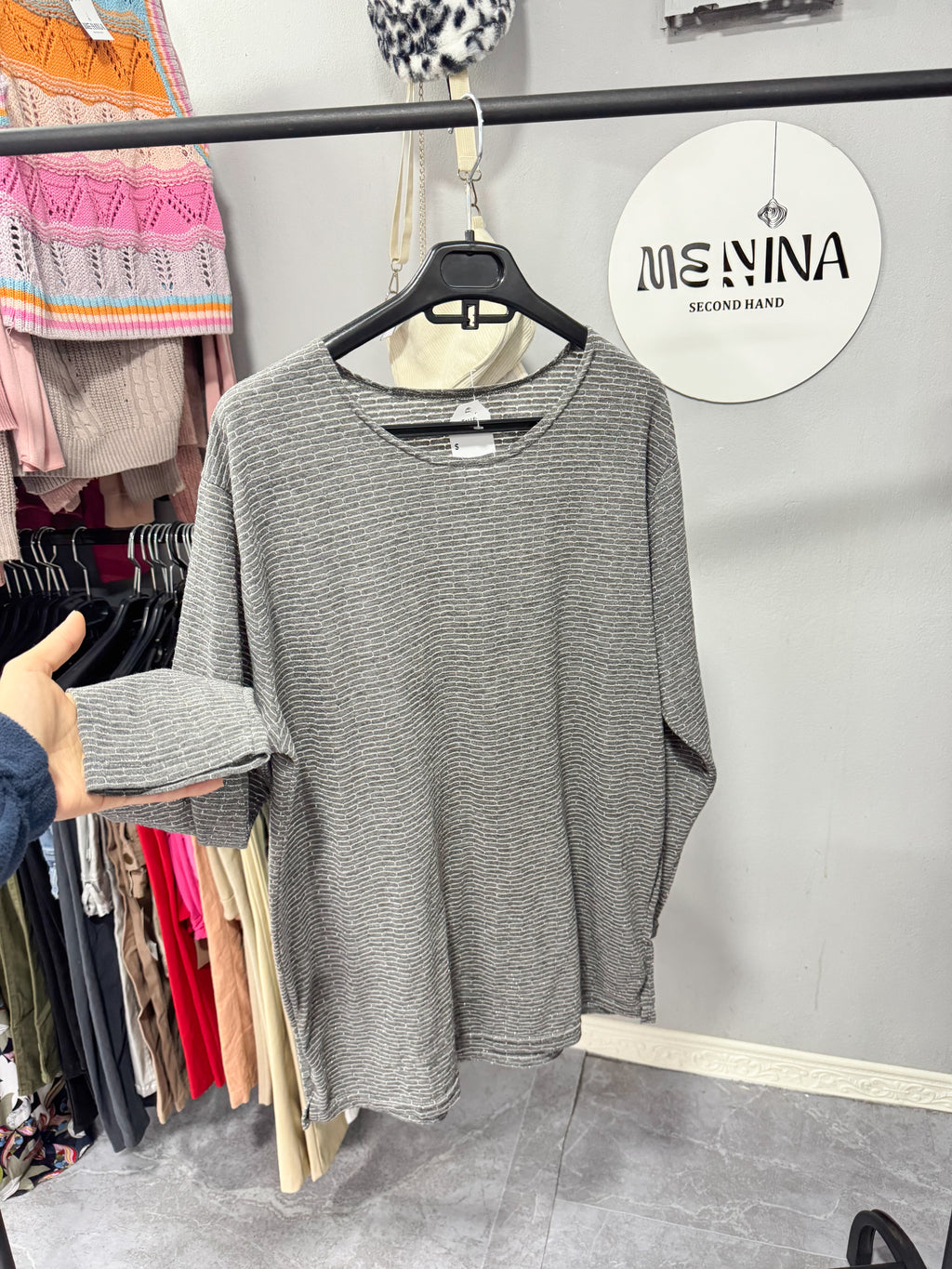 Remera manga larga gris con brillitos