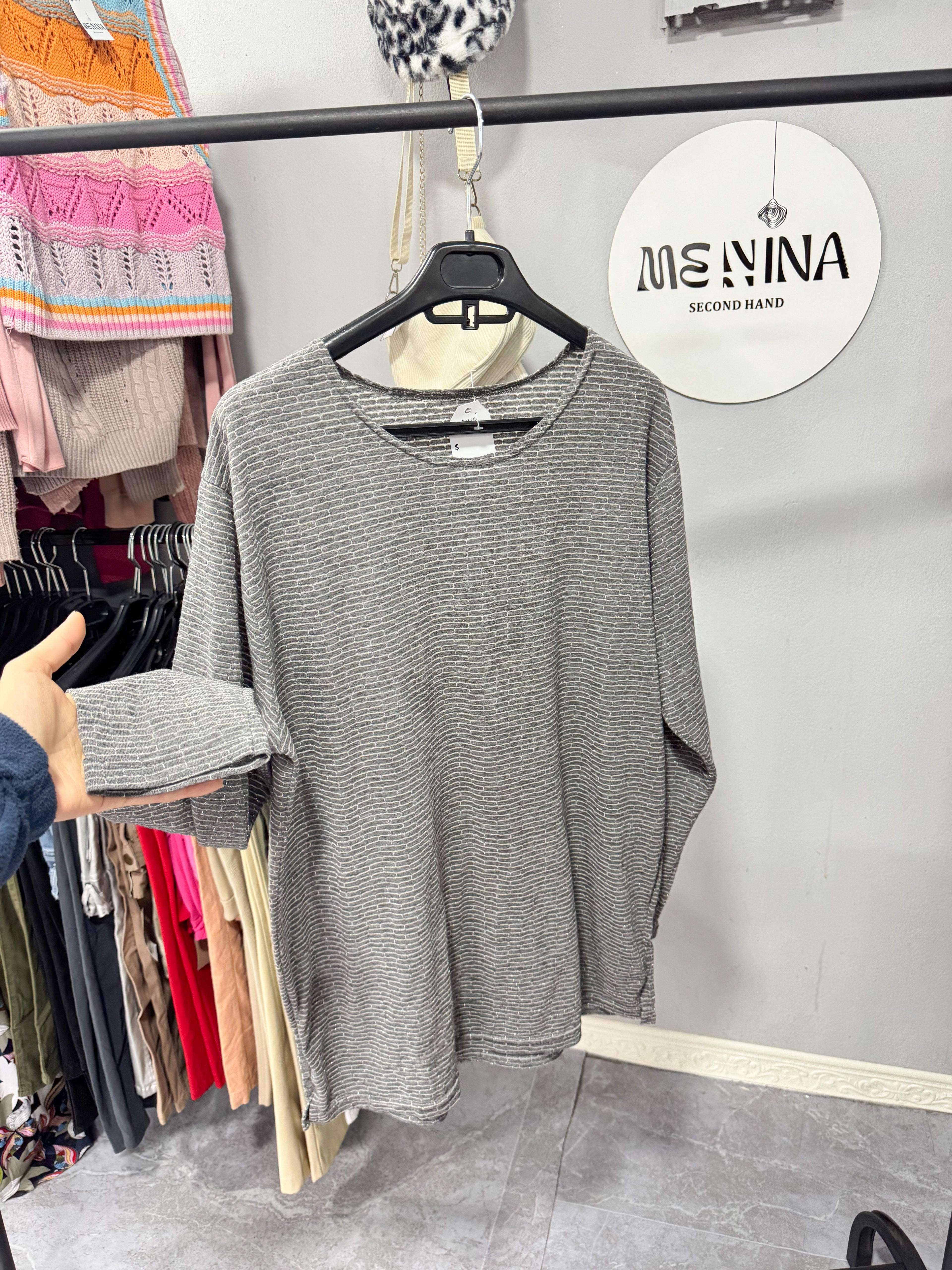 Remera manga larga gris con brillitos