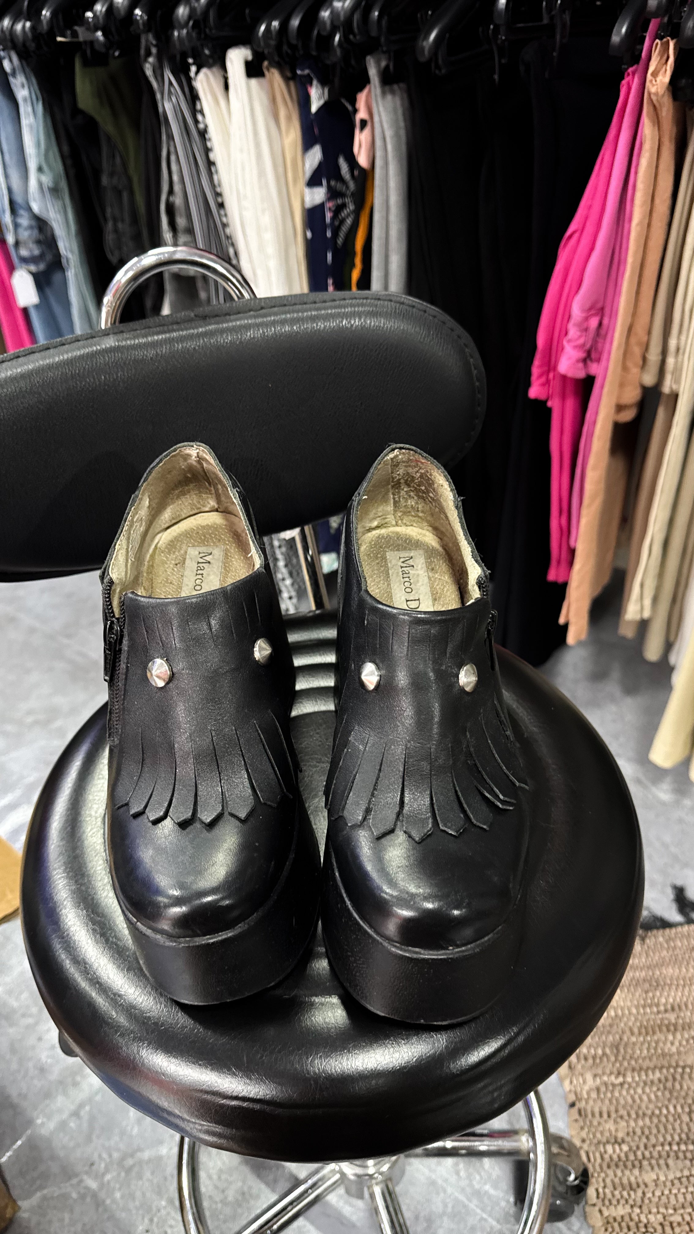 Botas negras de cuero con taco