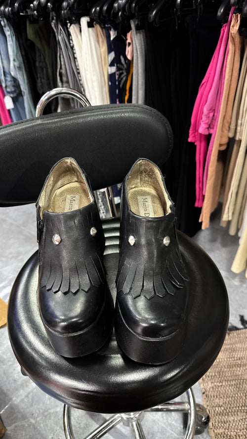 Botas negras de cuero con taco
