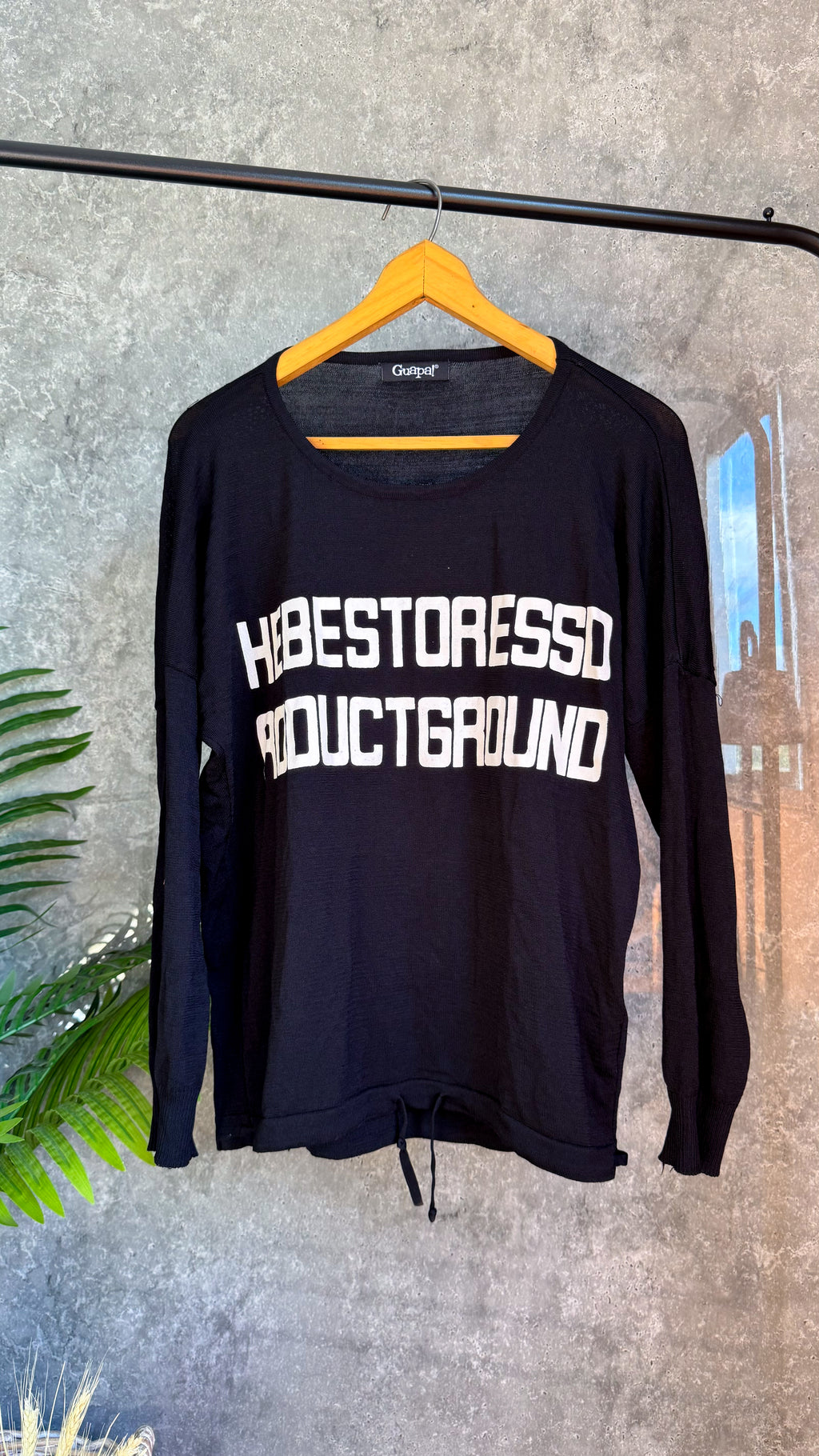 Buzo negro con letras