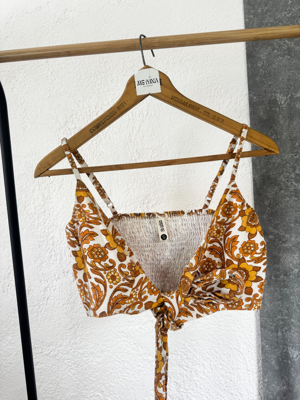 Top naranja con nudo