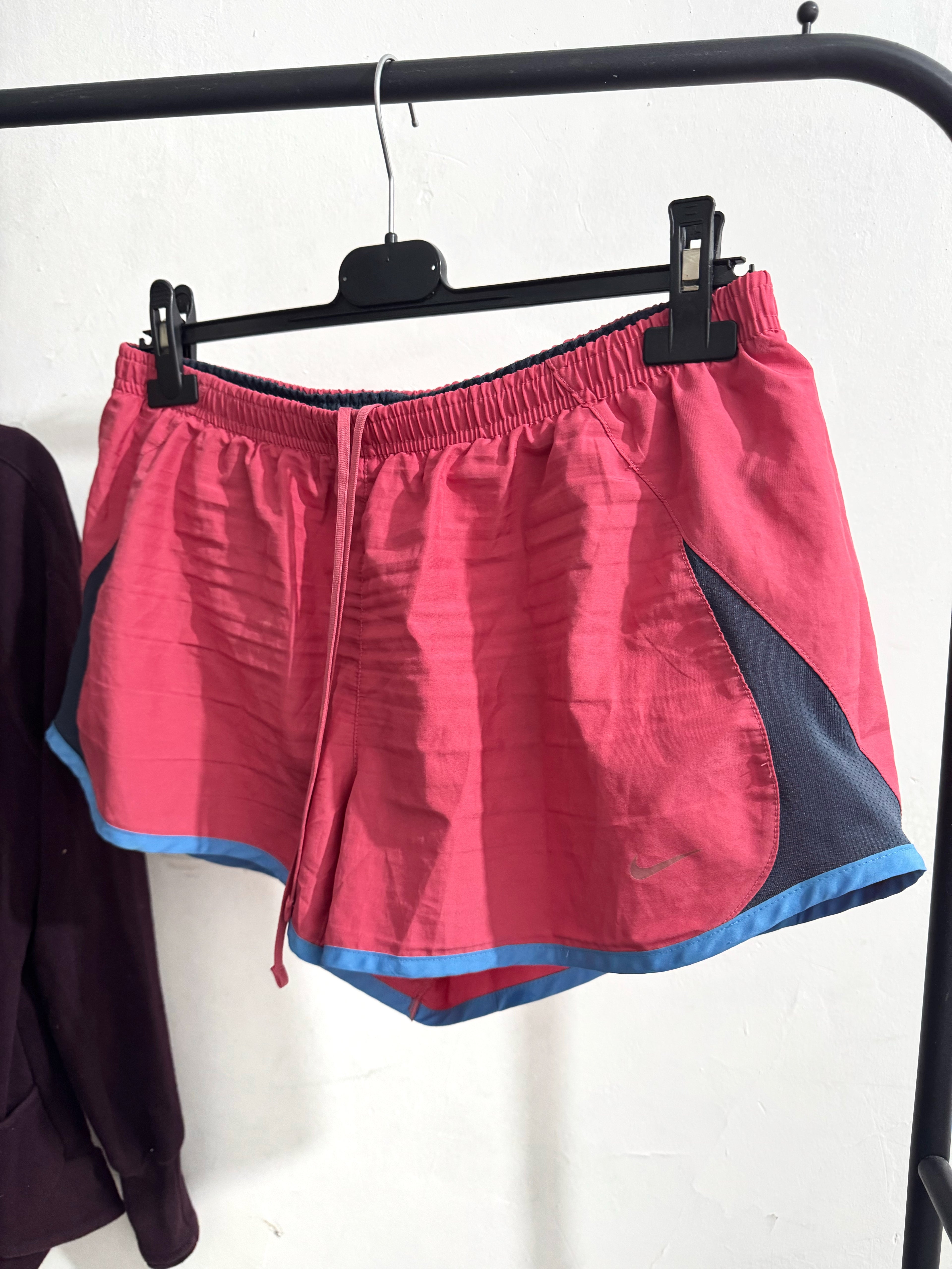 Short deportivo NIKE