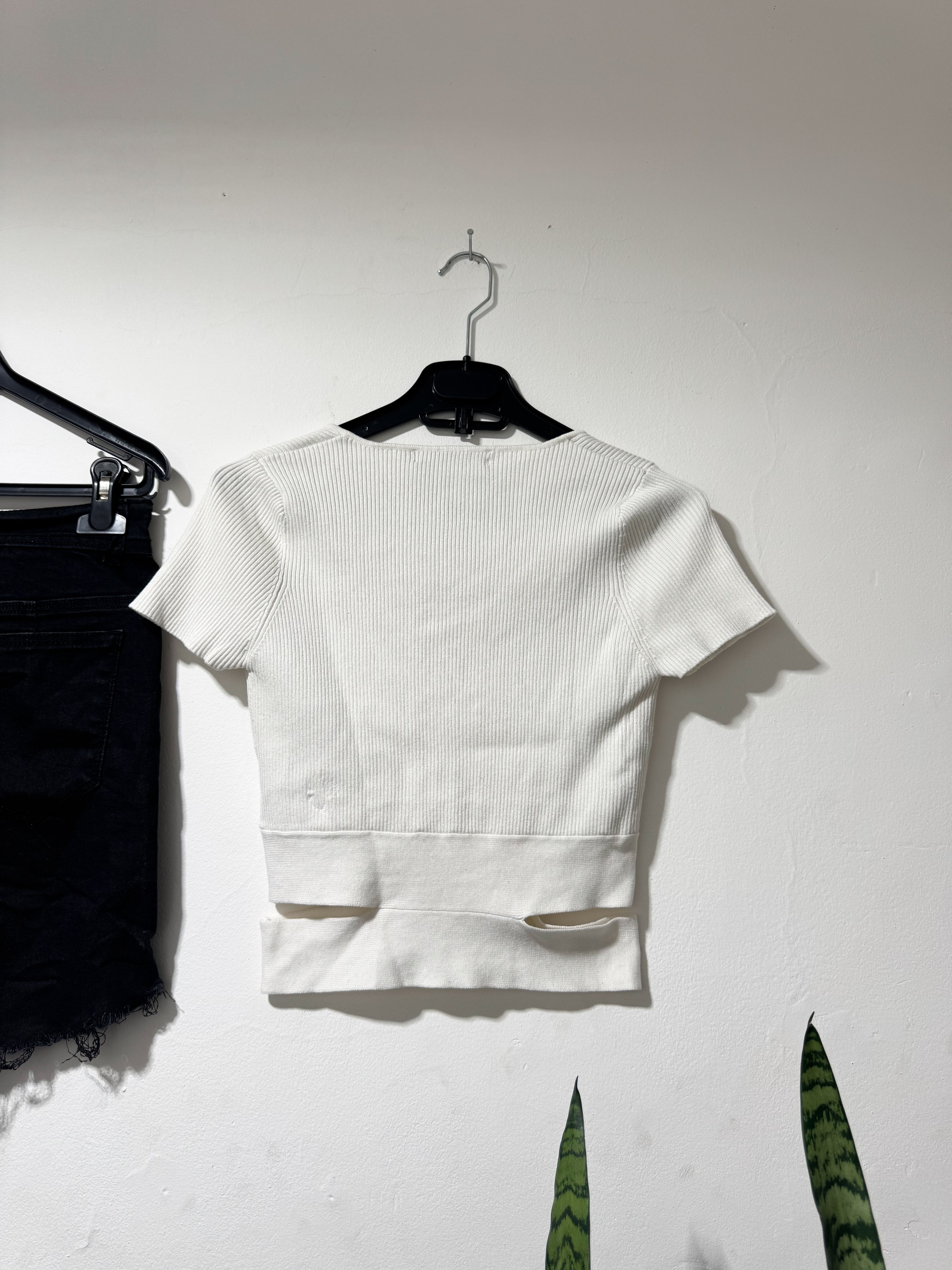 Top blanco aberturas abajo