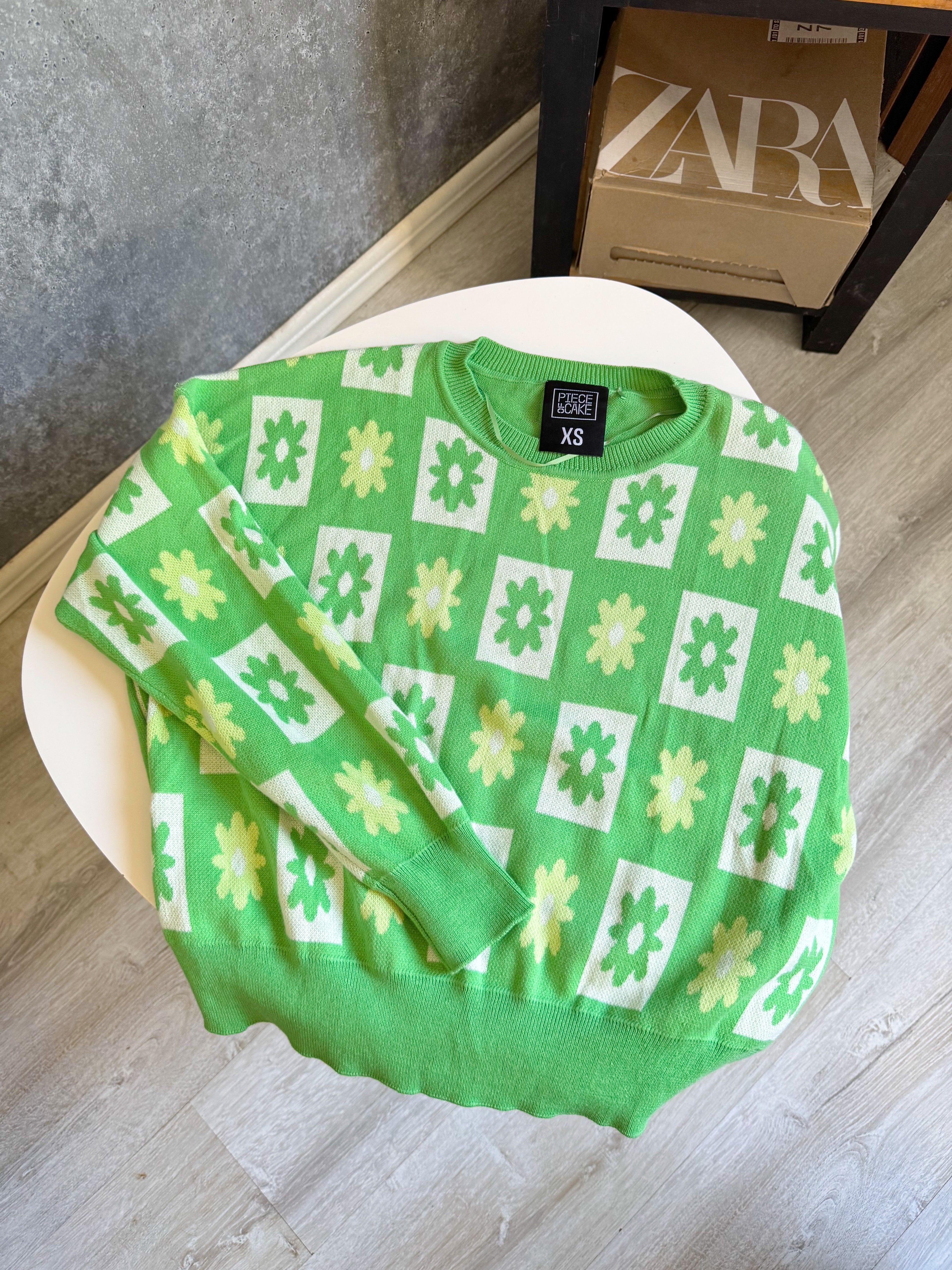 Buzo verde con flores de hilo