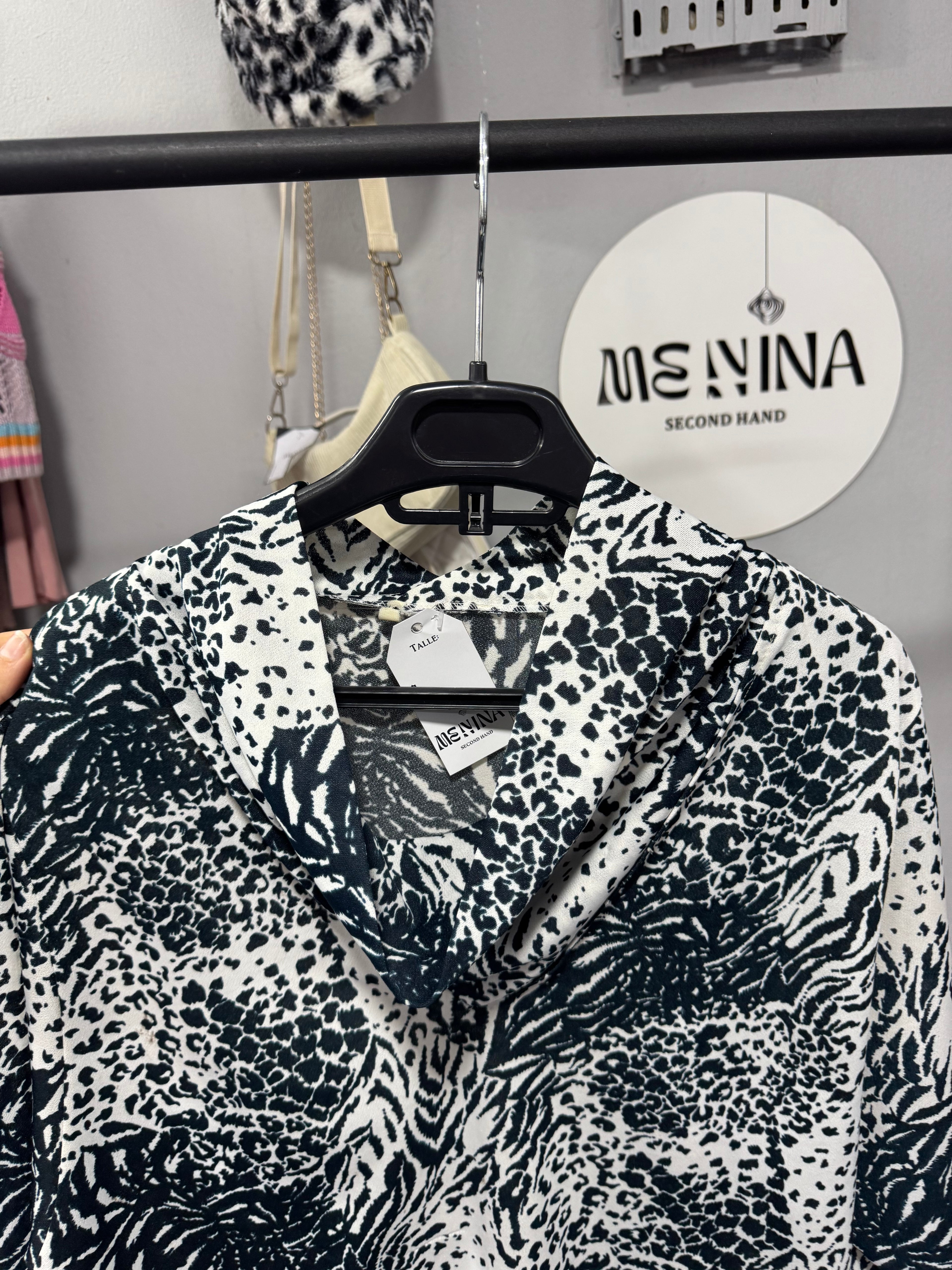 Blusa blanca y verde talle L