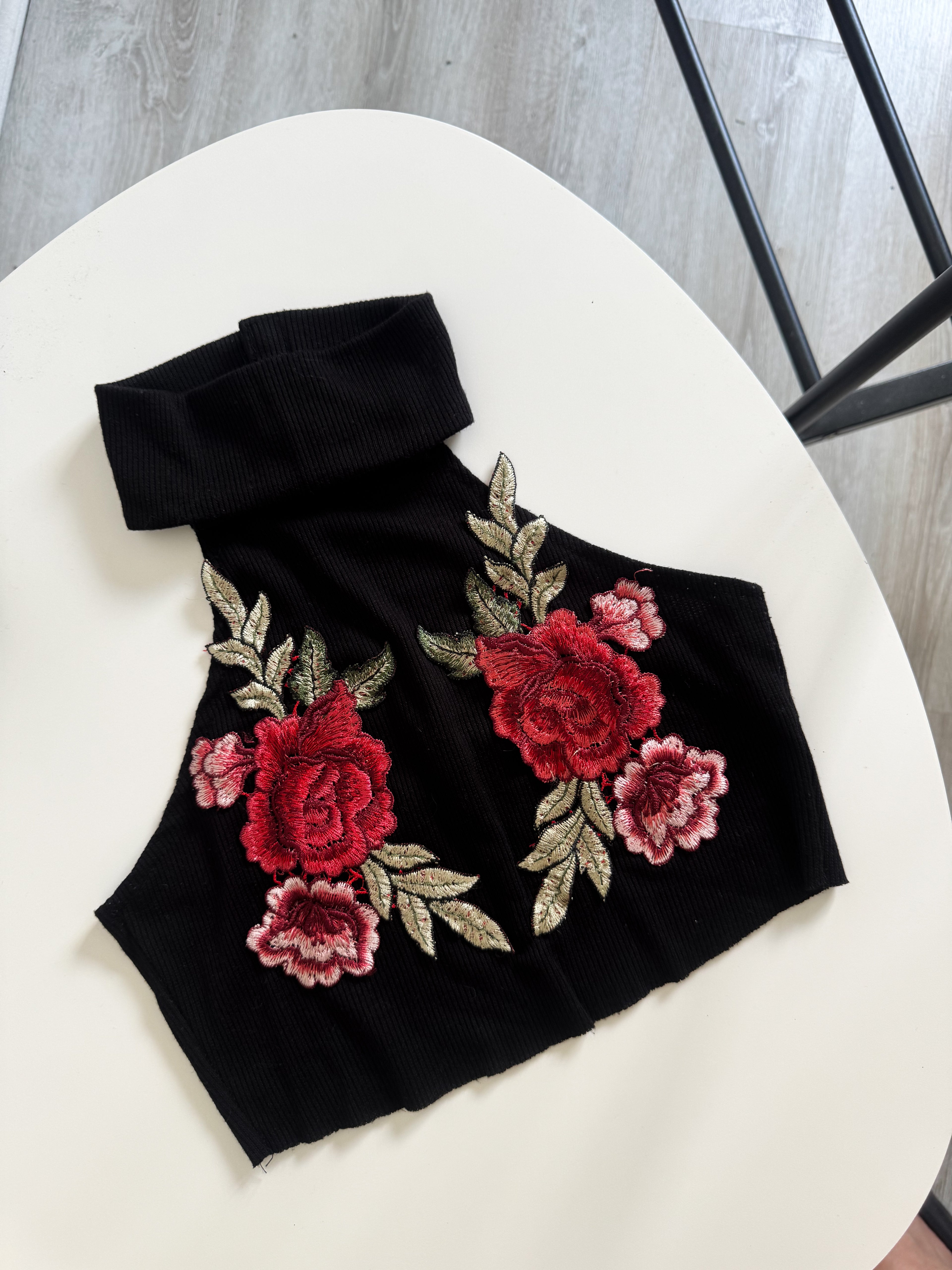 Top negro con rosa y cuello