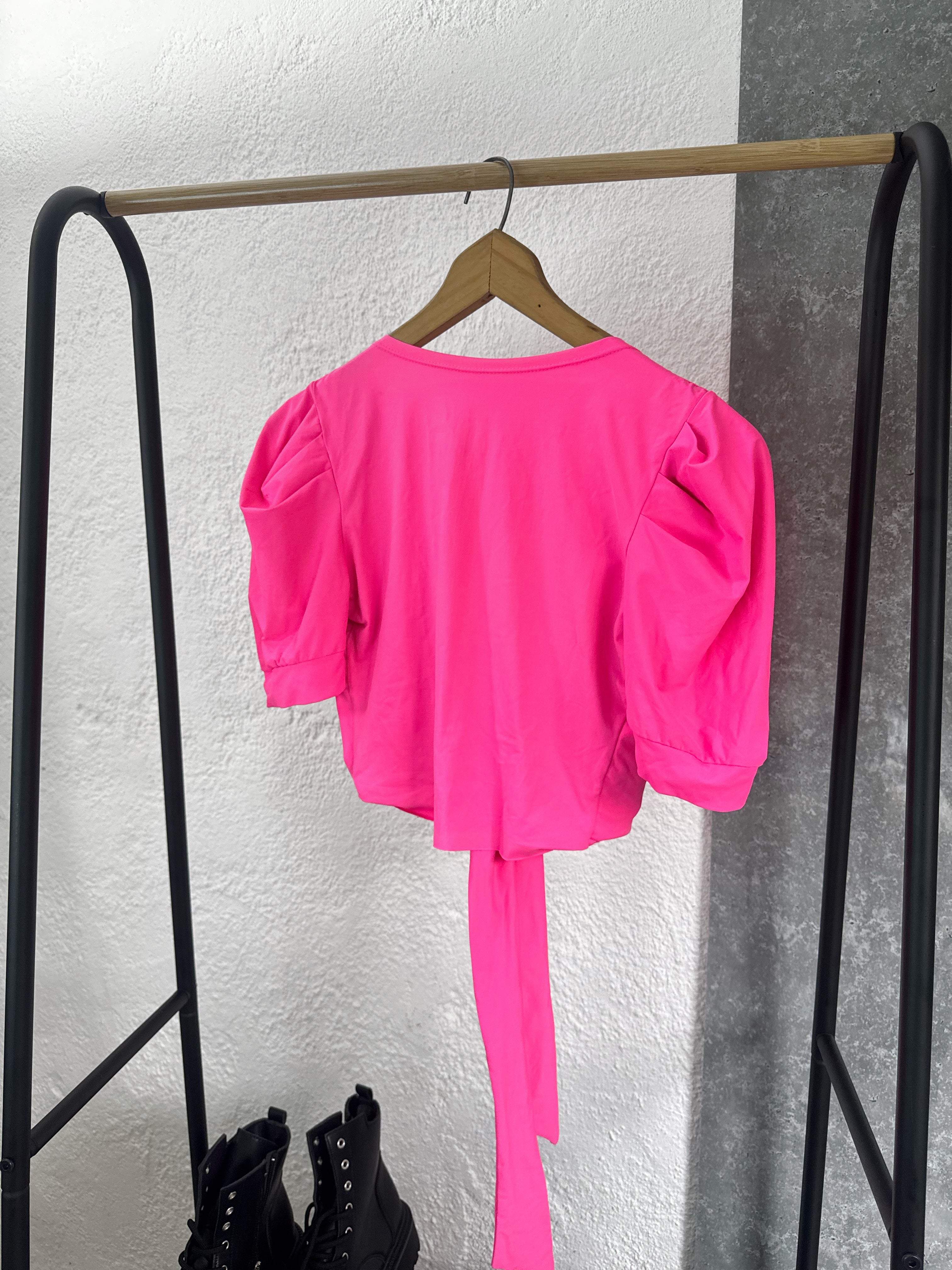 Top rosa con nudo adelante