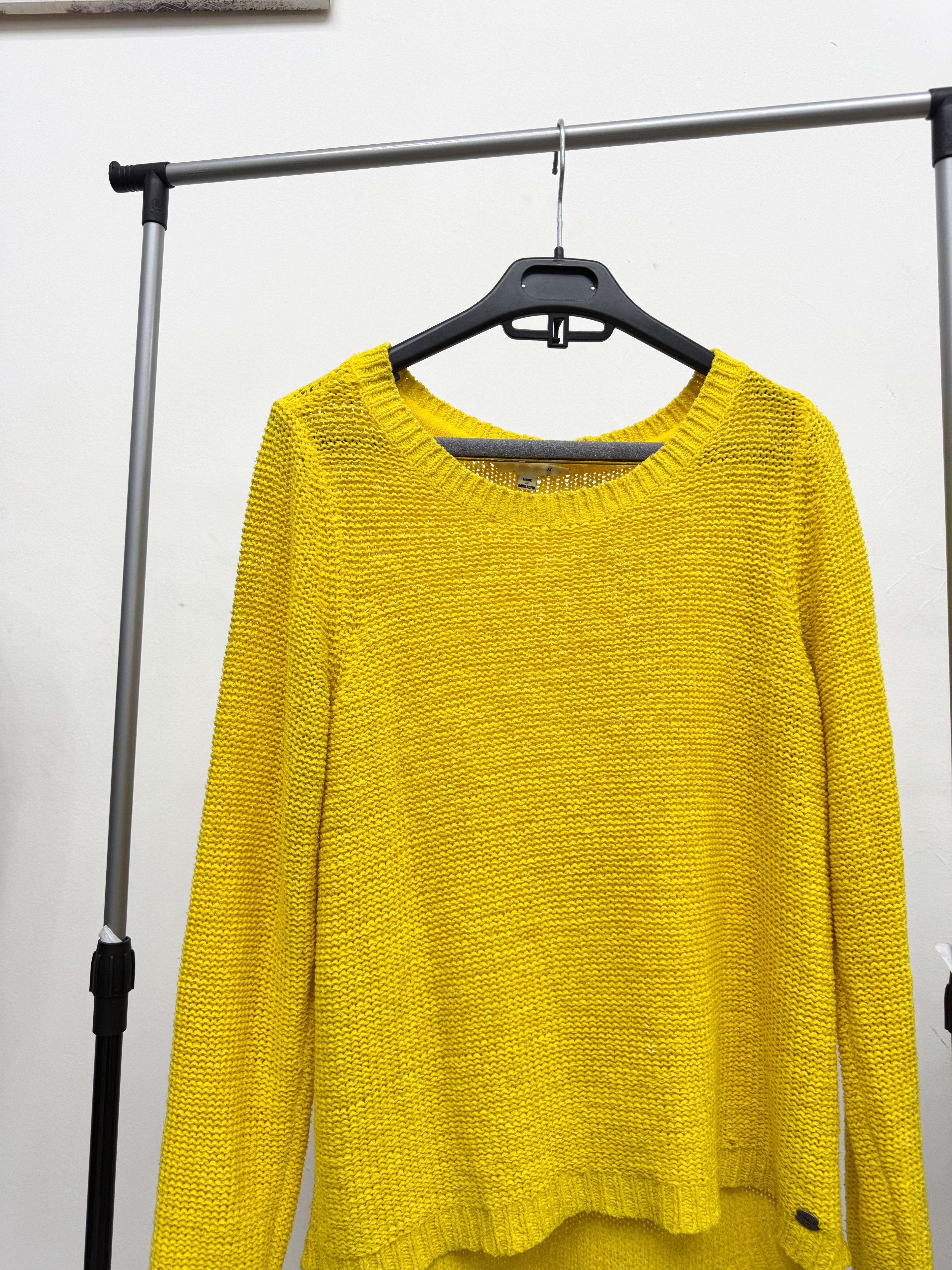 Buzo de hilo amarillo