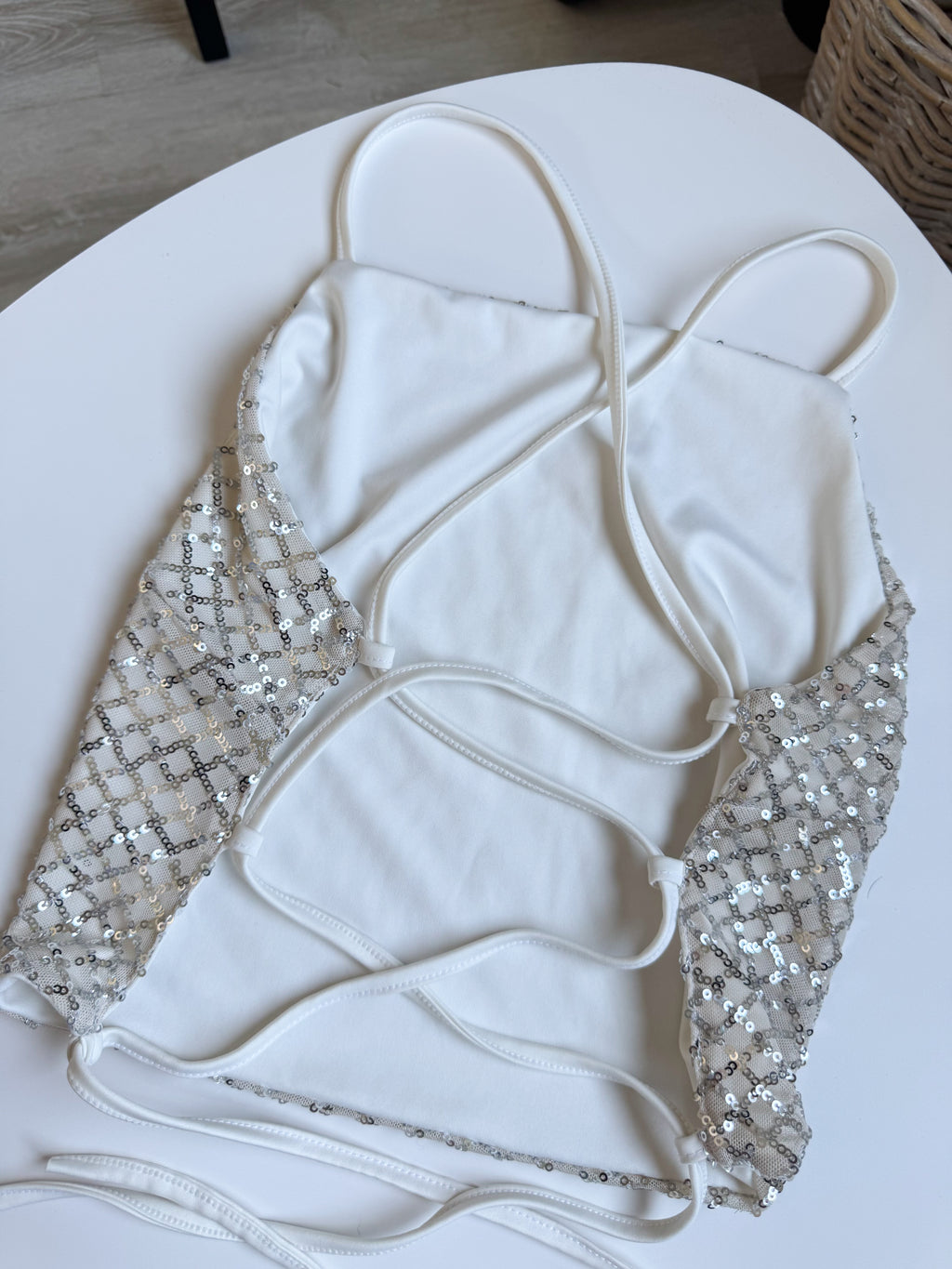 Top de lentejuela, se ata atrás