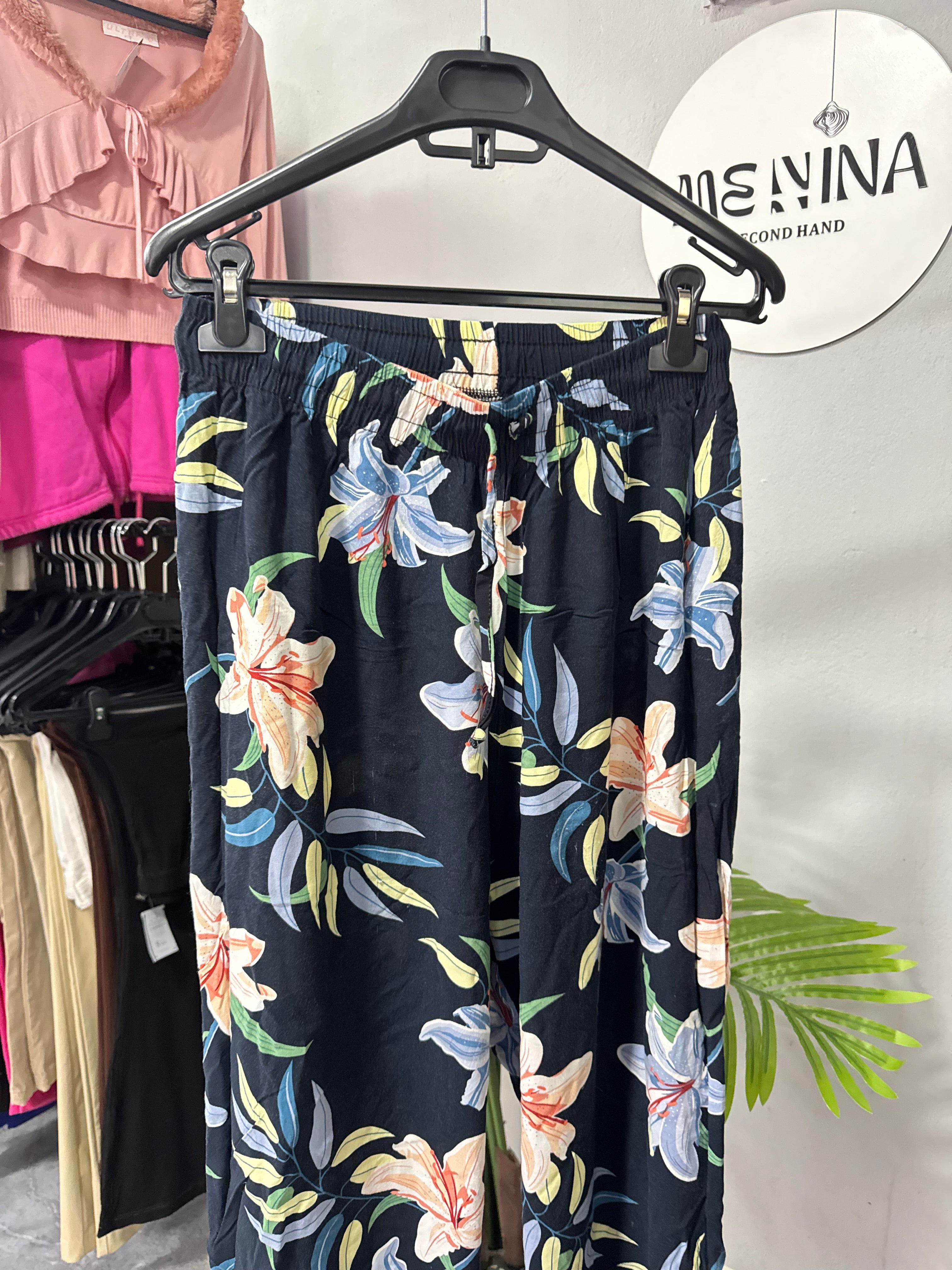 Pantalón azul con flores