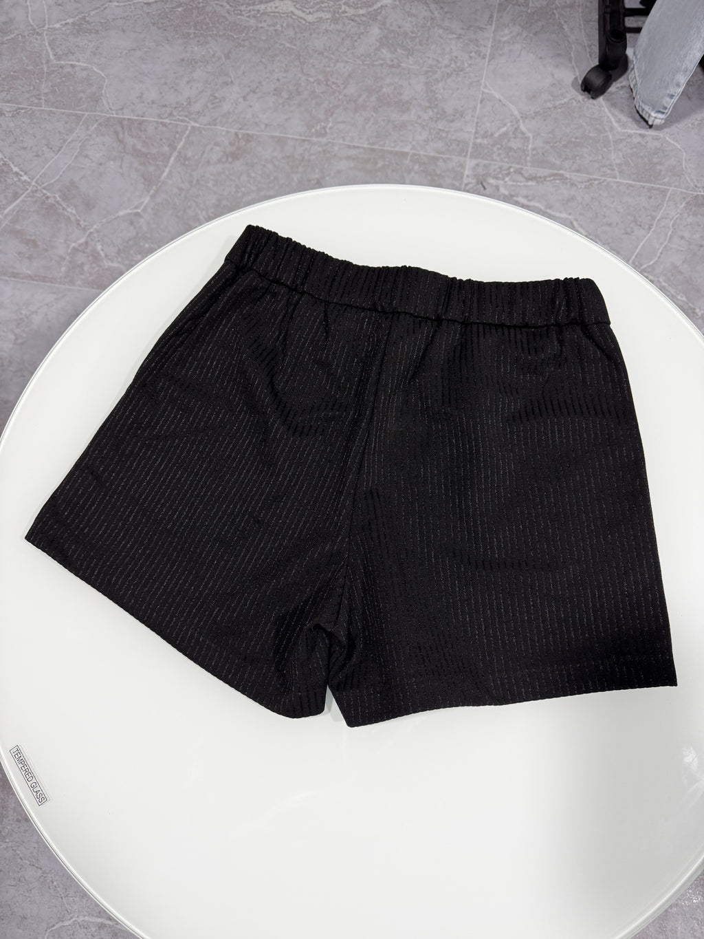 Short negro con rayas brillosas