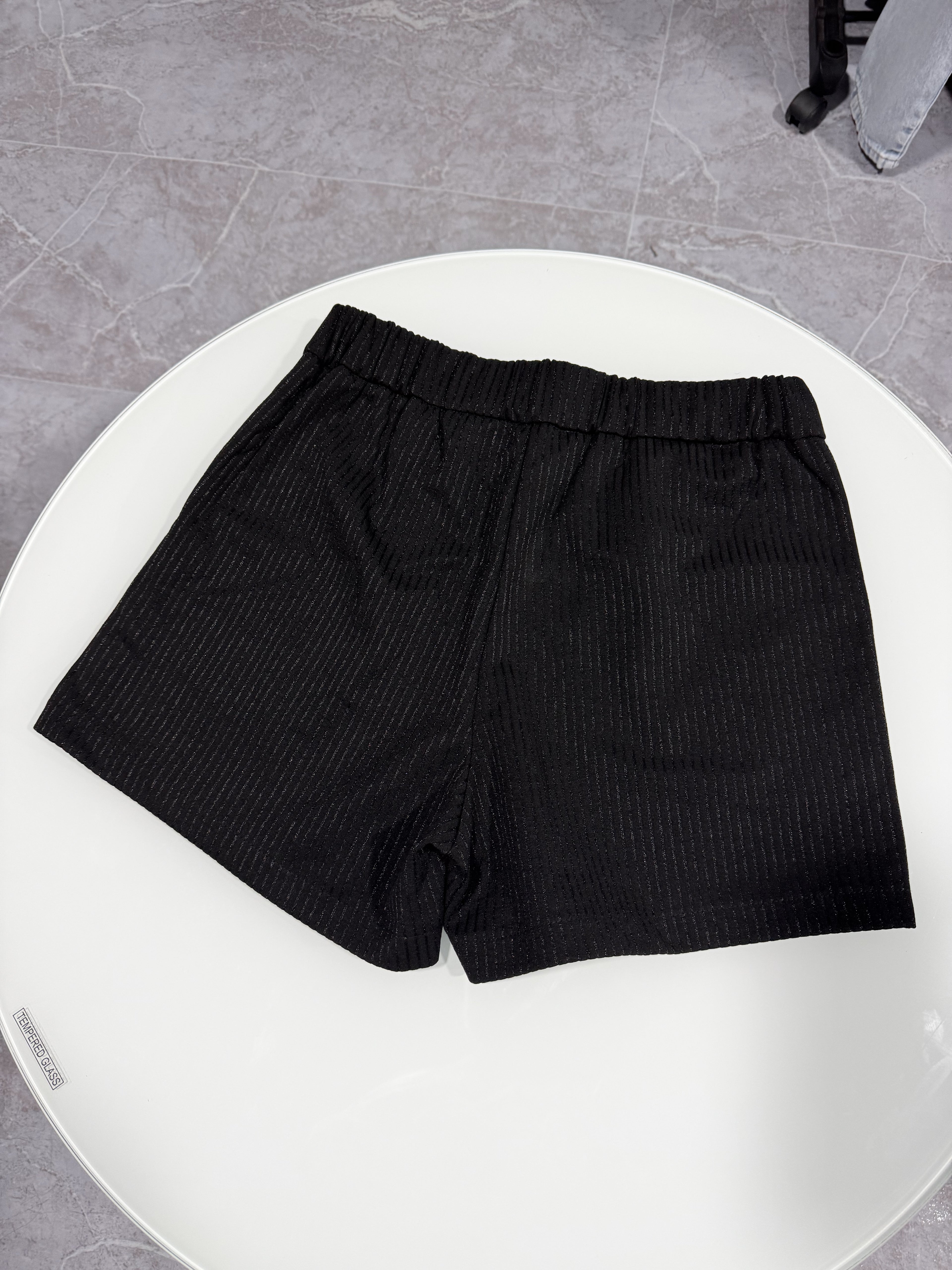 Short negro con rayas brillosas