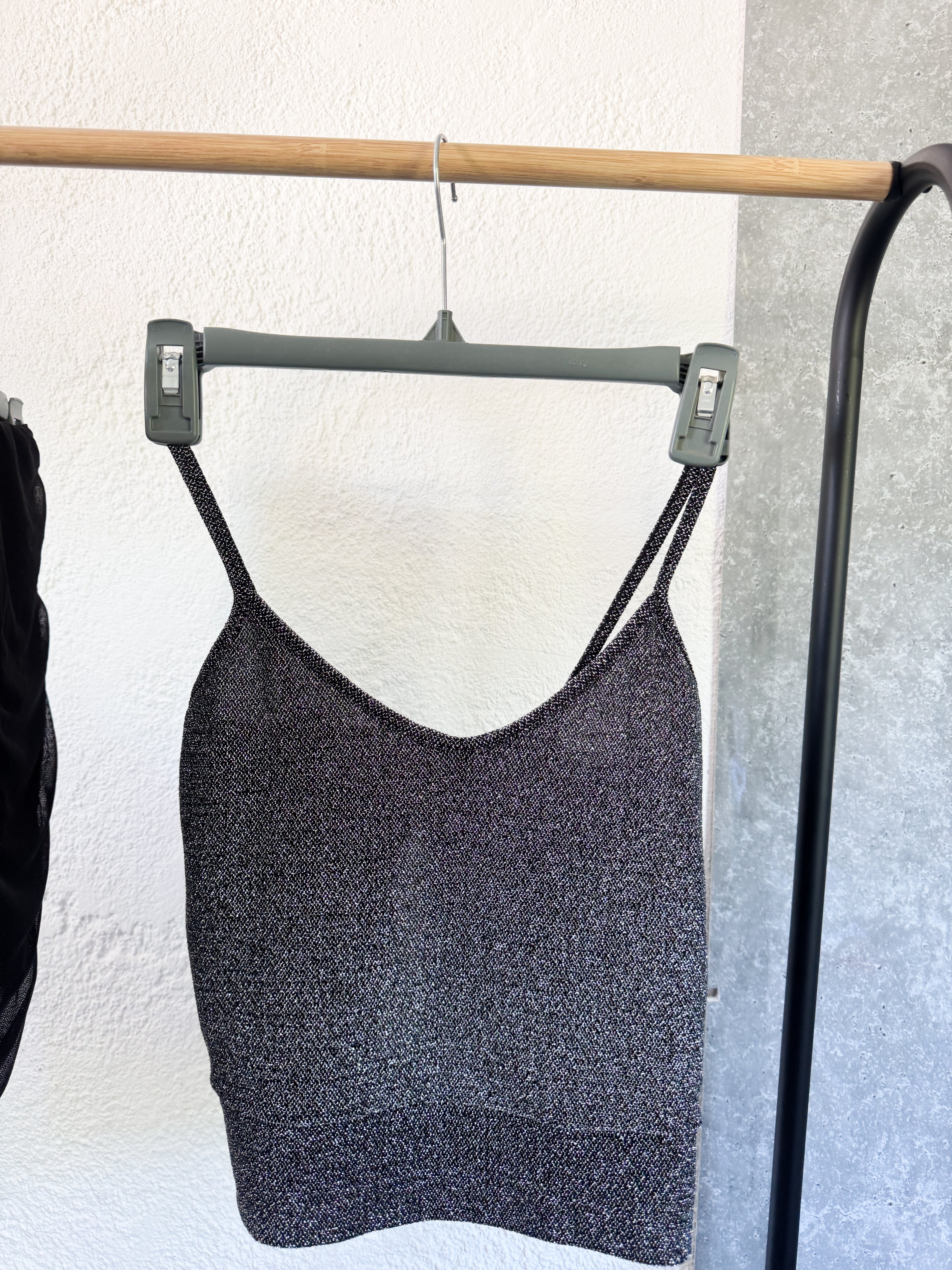 Top brilloso espalda abierta