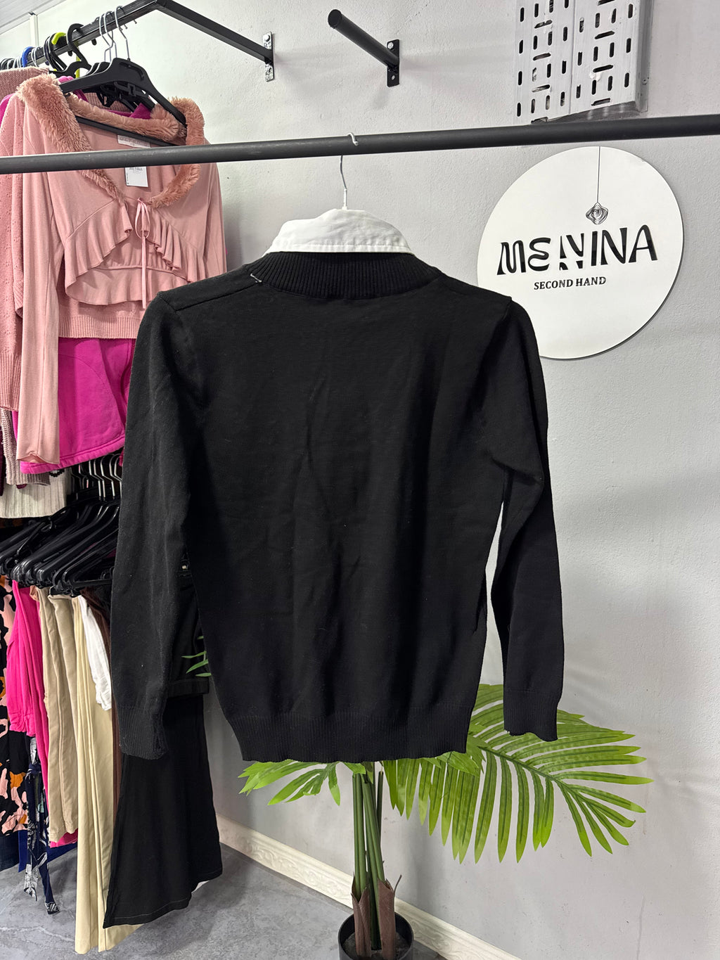Buzo negro con camisa integrada