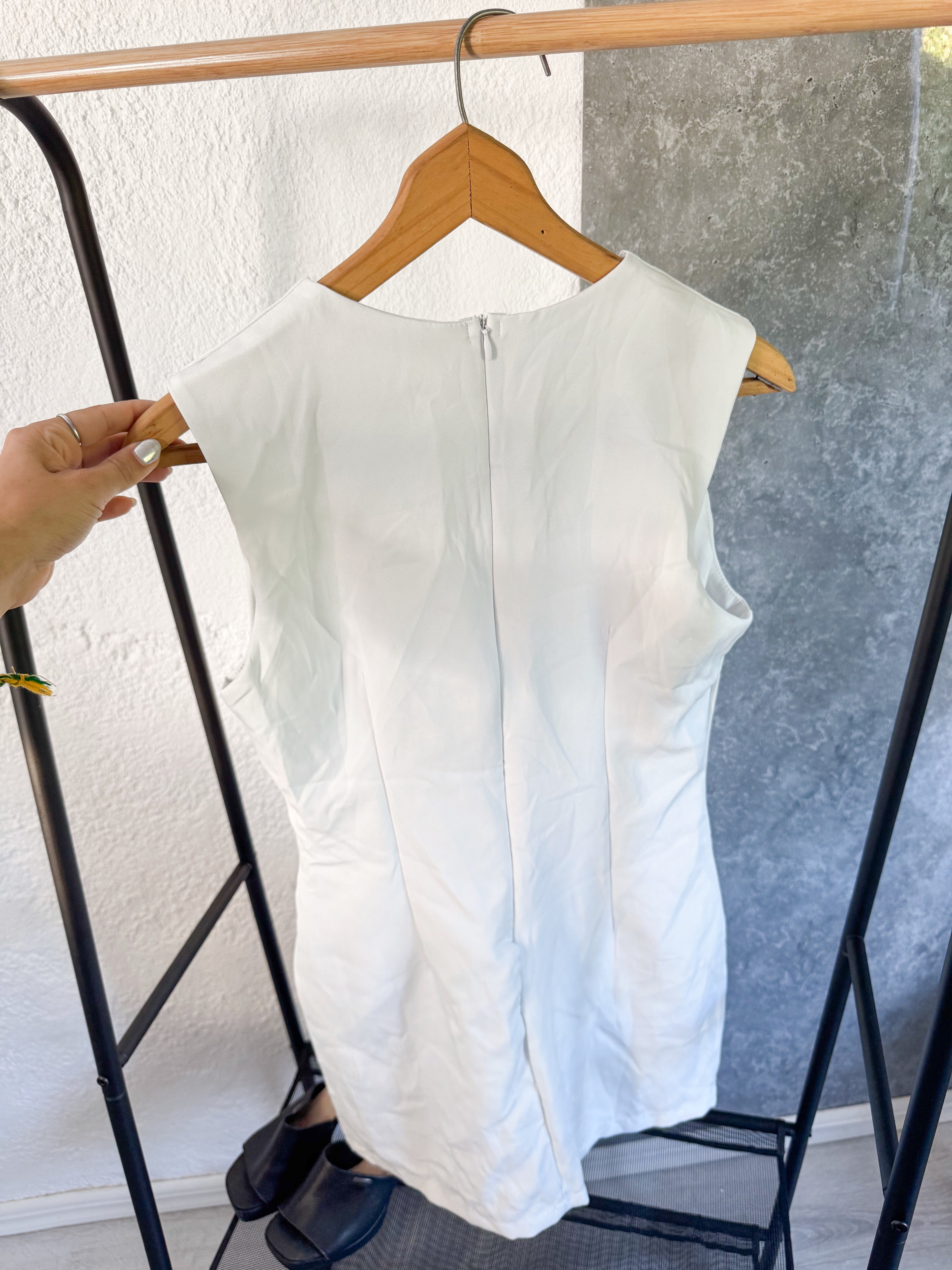 Vestido blanco con botones dorados