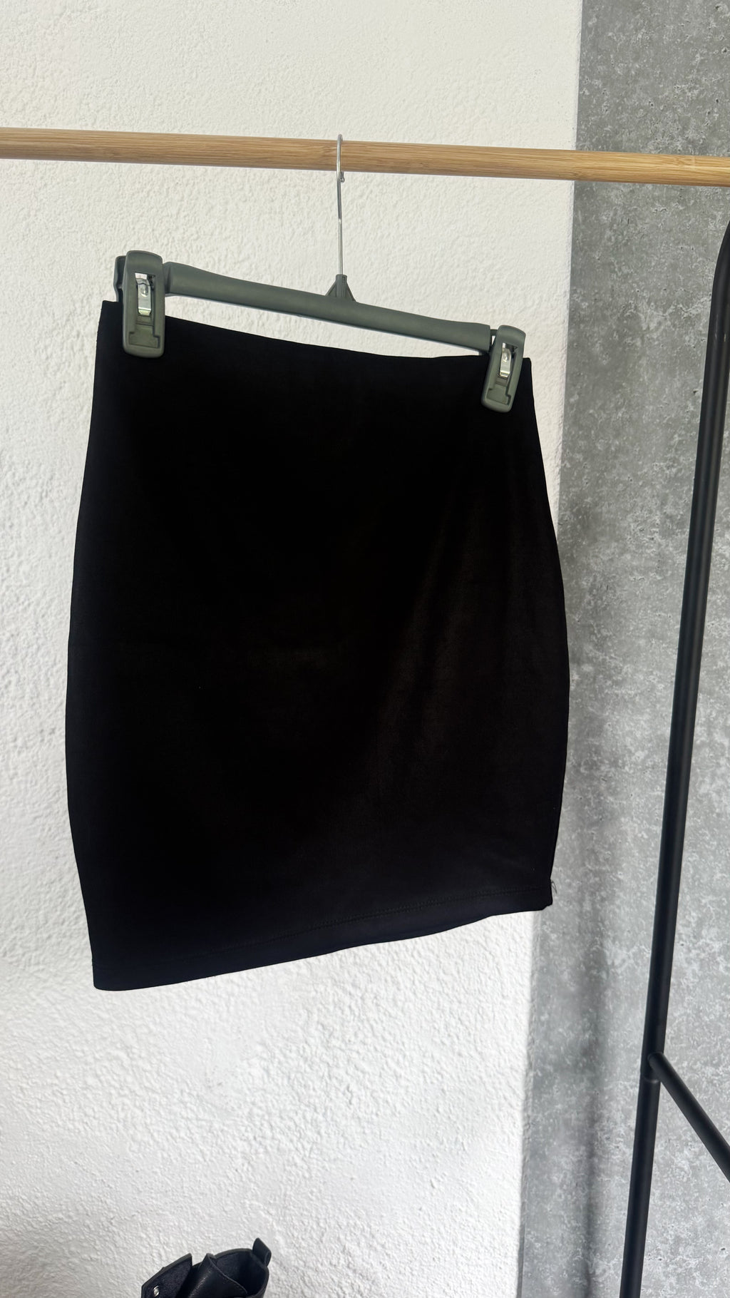 Pollera negra alicrada