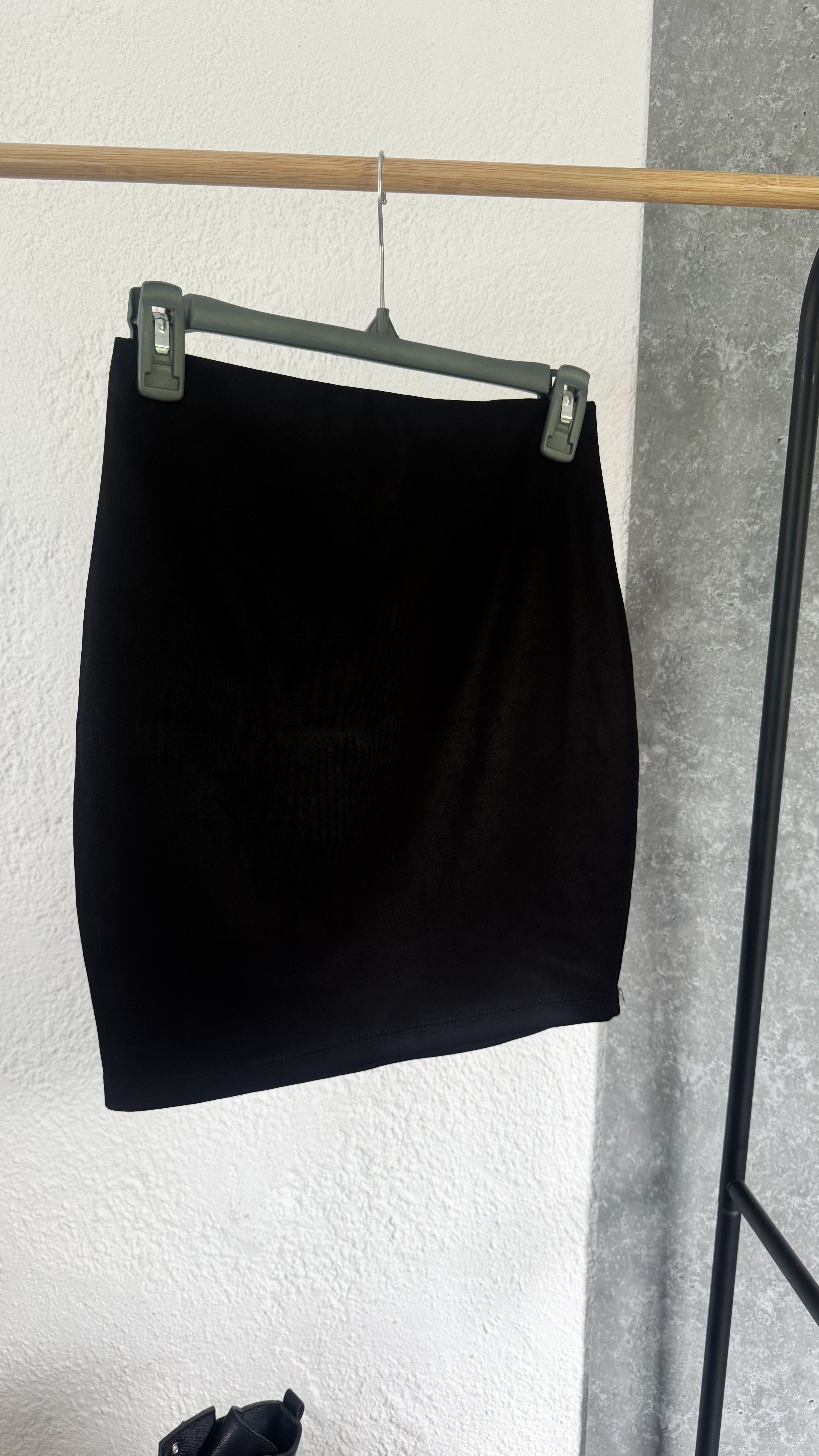 Pollera negra alicrada