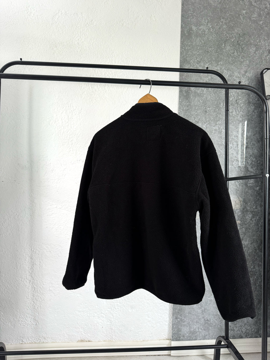 Buzo peluche negro y azul