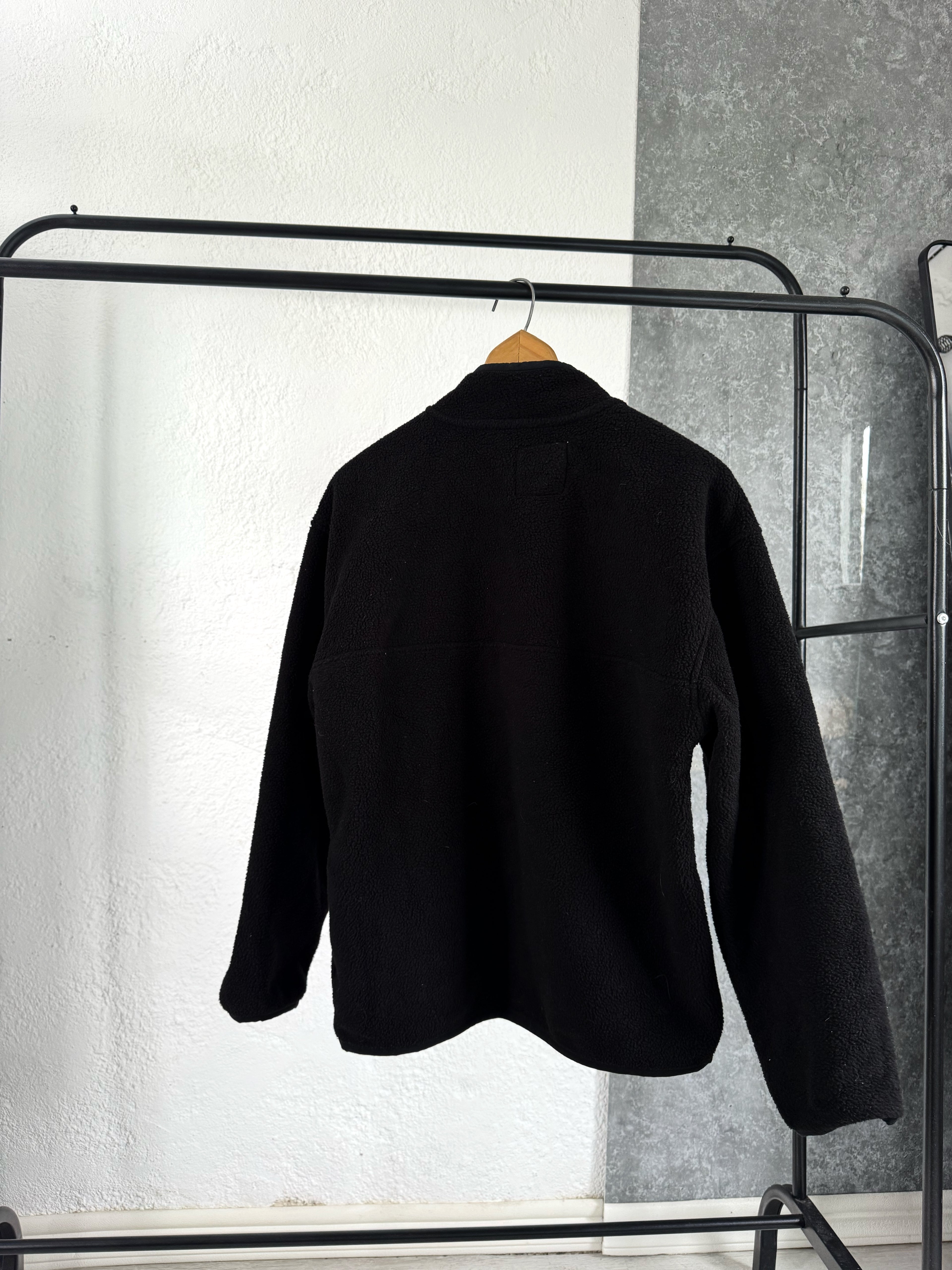 Buzo peluche negro y azul