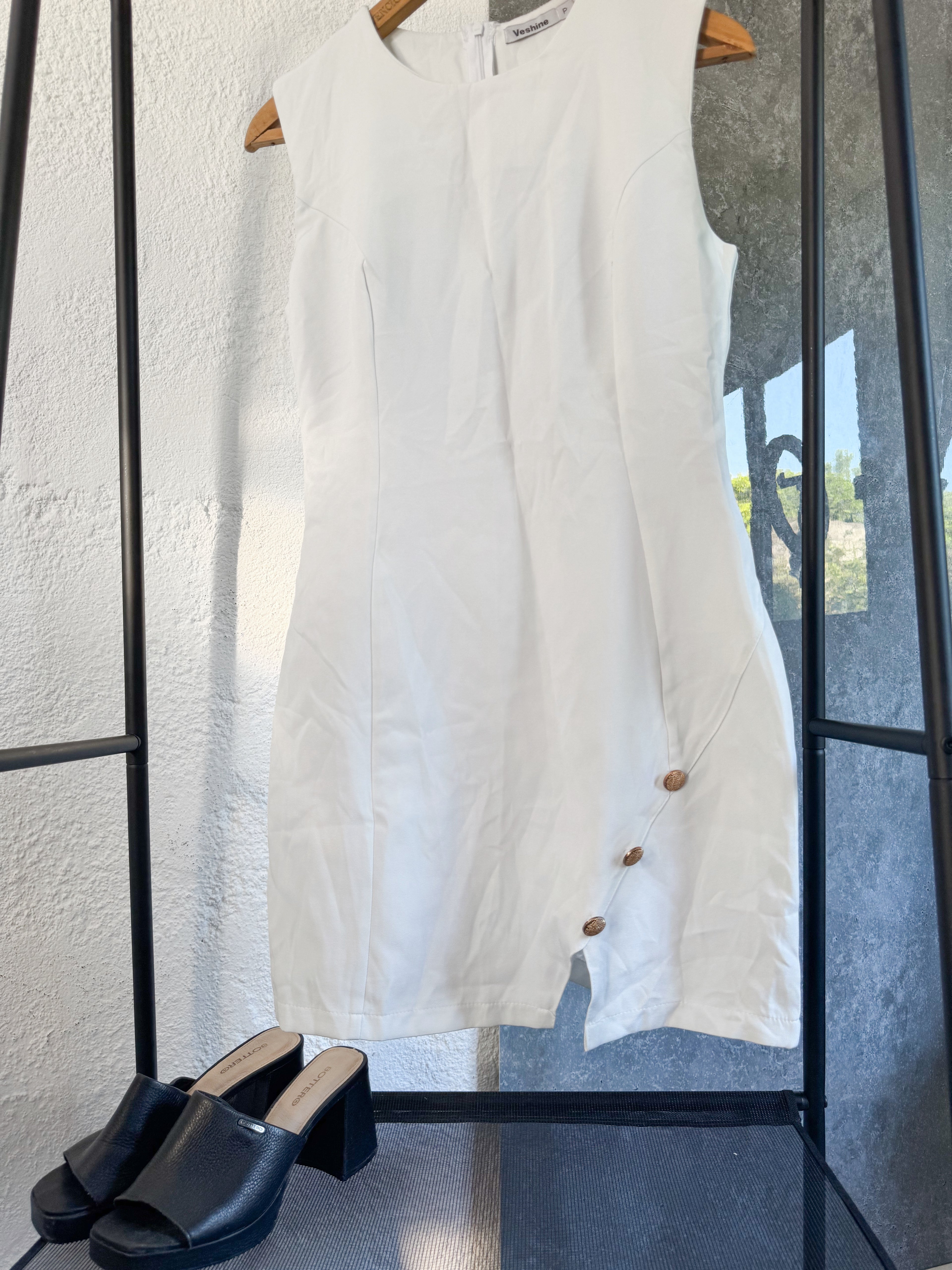Vestido blanco con botones dorados