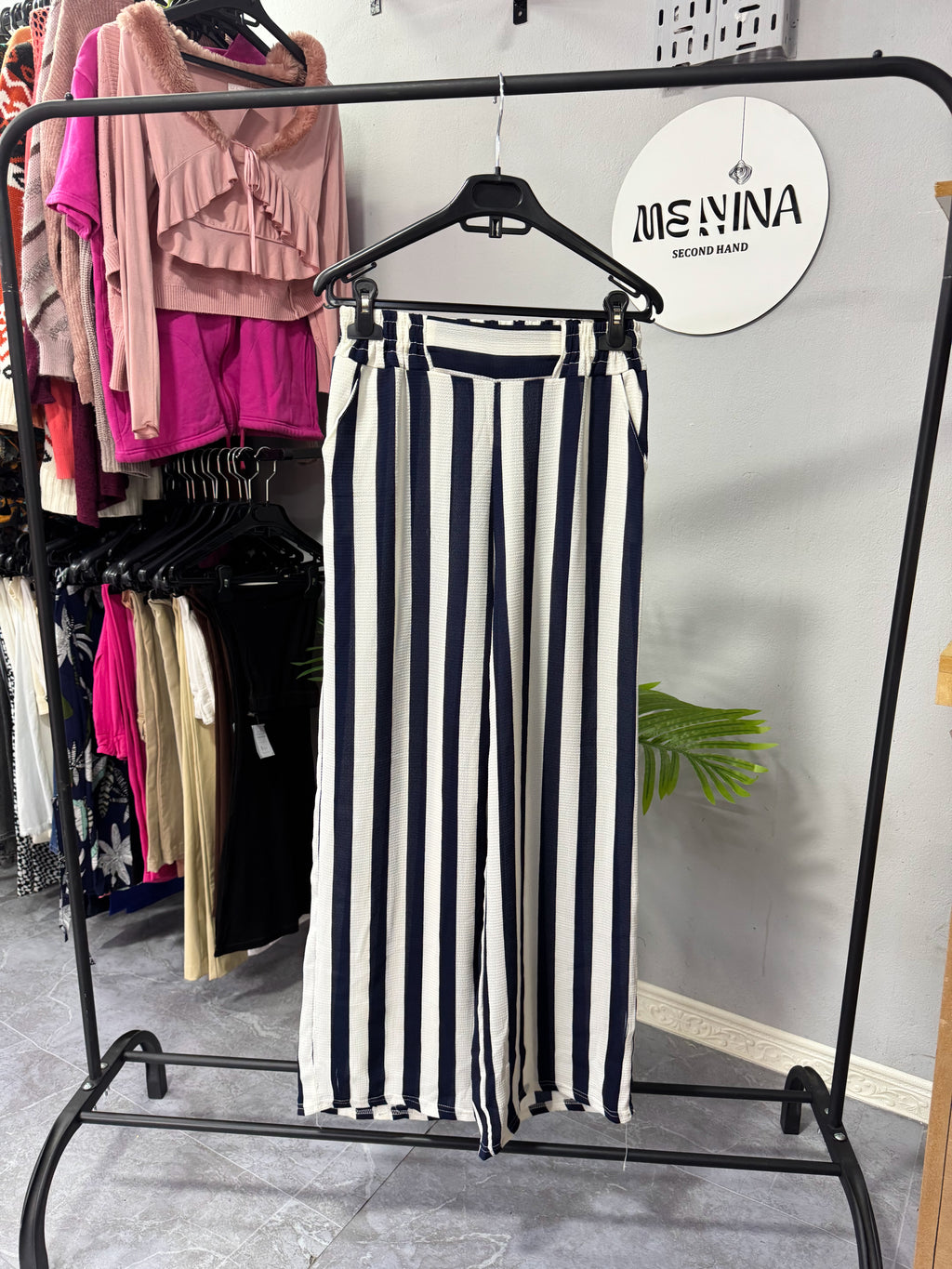 Pantalón a rayas azul y blanco