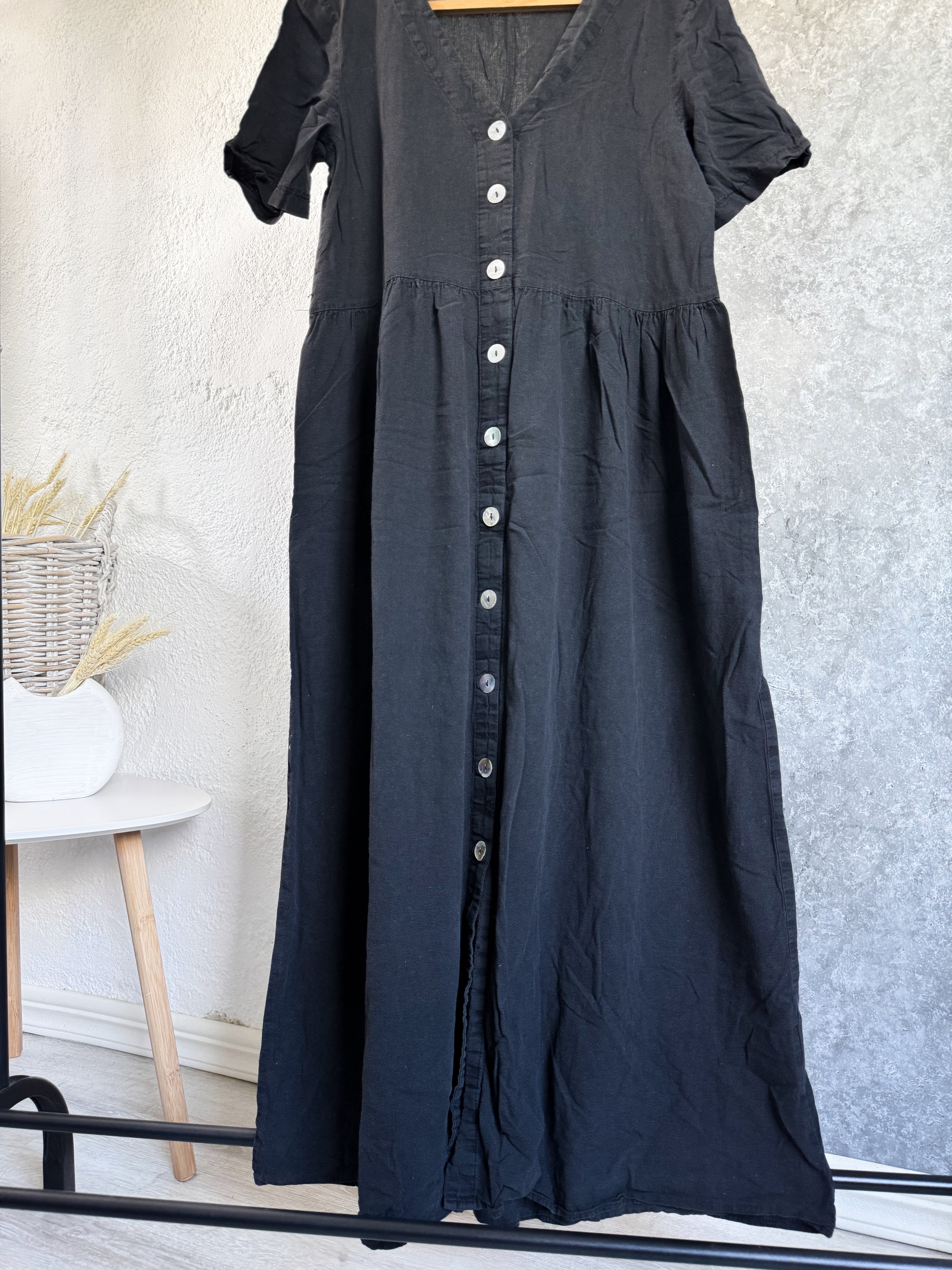 Vestido negro de lino con botones delanteros