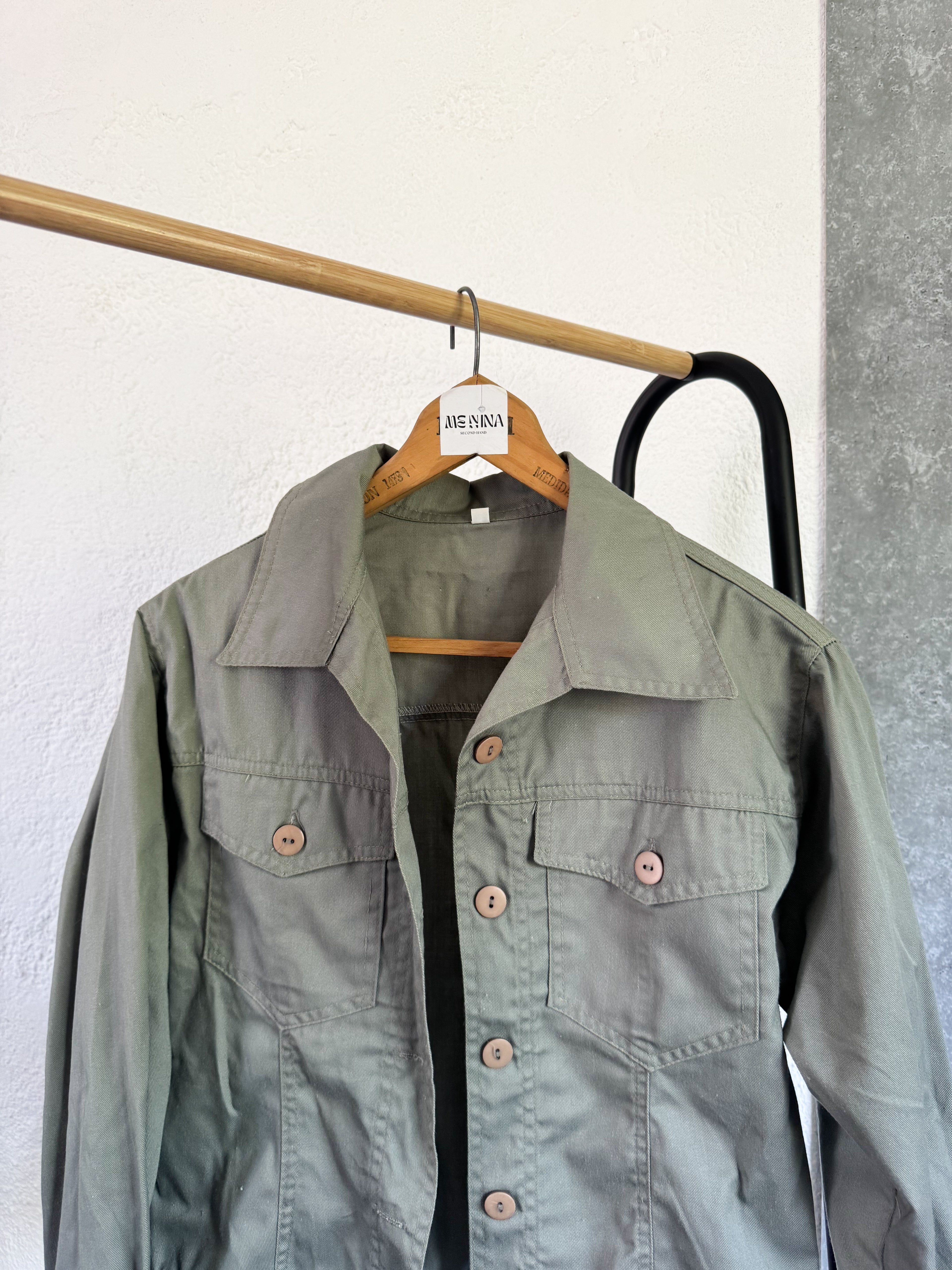 Chaqueta verde oliva igual a nueva